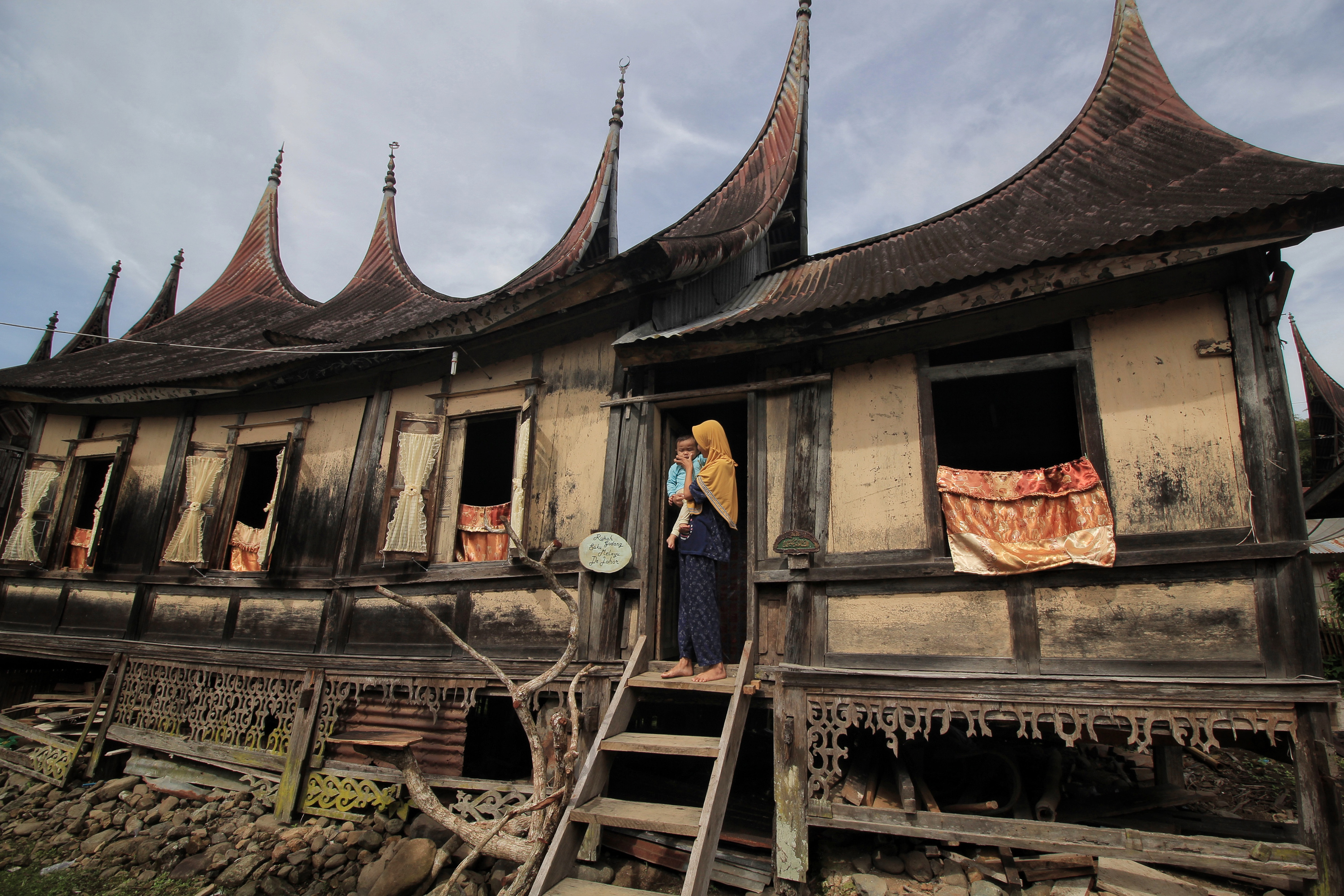 Juara 2 Kategori Now Karya Givo Alputra Dengan Karya Berjemur di Pintu Rumah Gadang