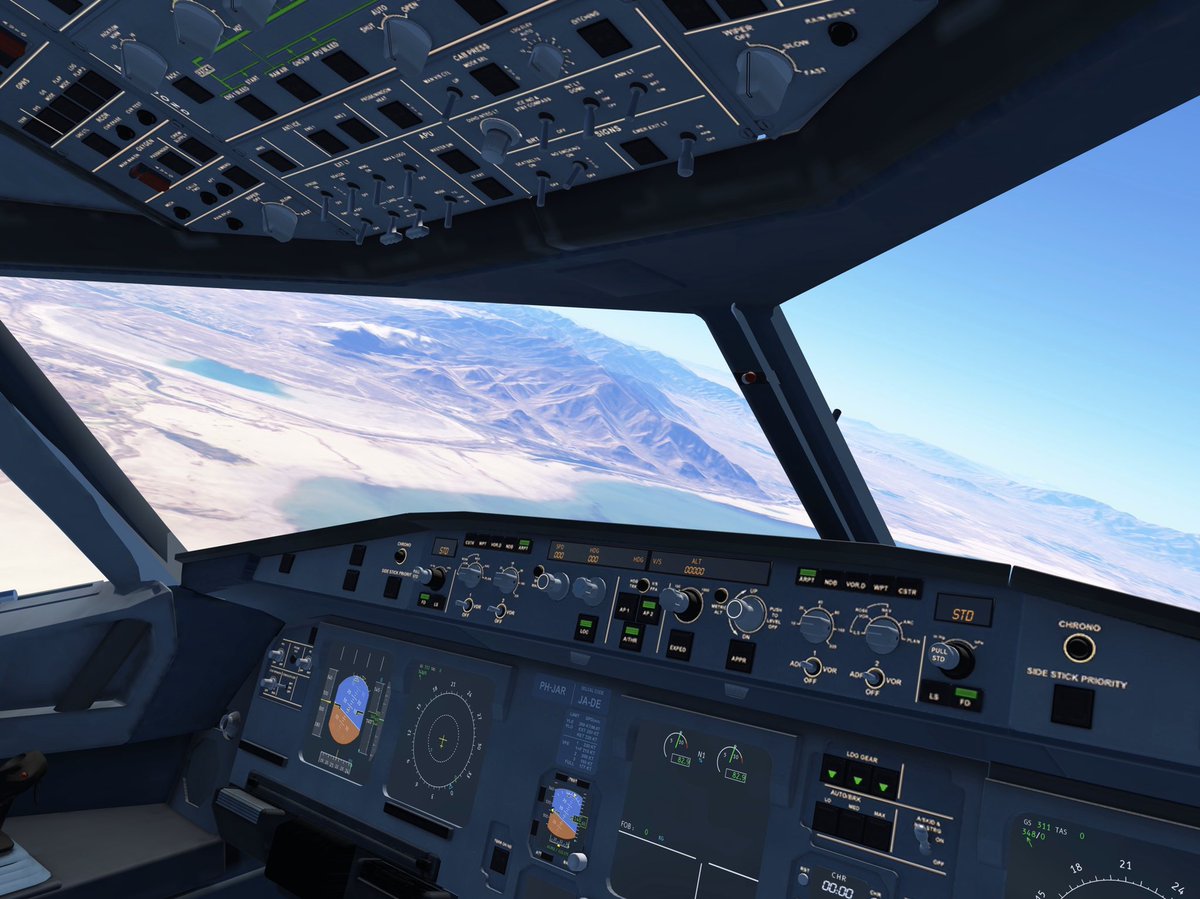 Tampilan kokpit pesawat Boeing 777 series dalam gim Infinite Flight