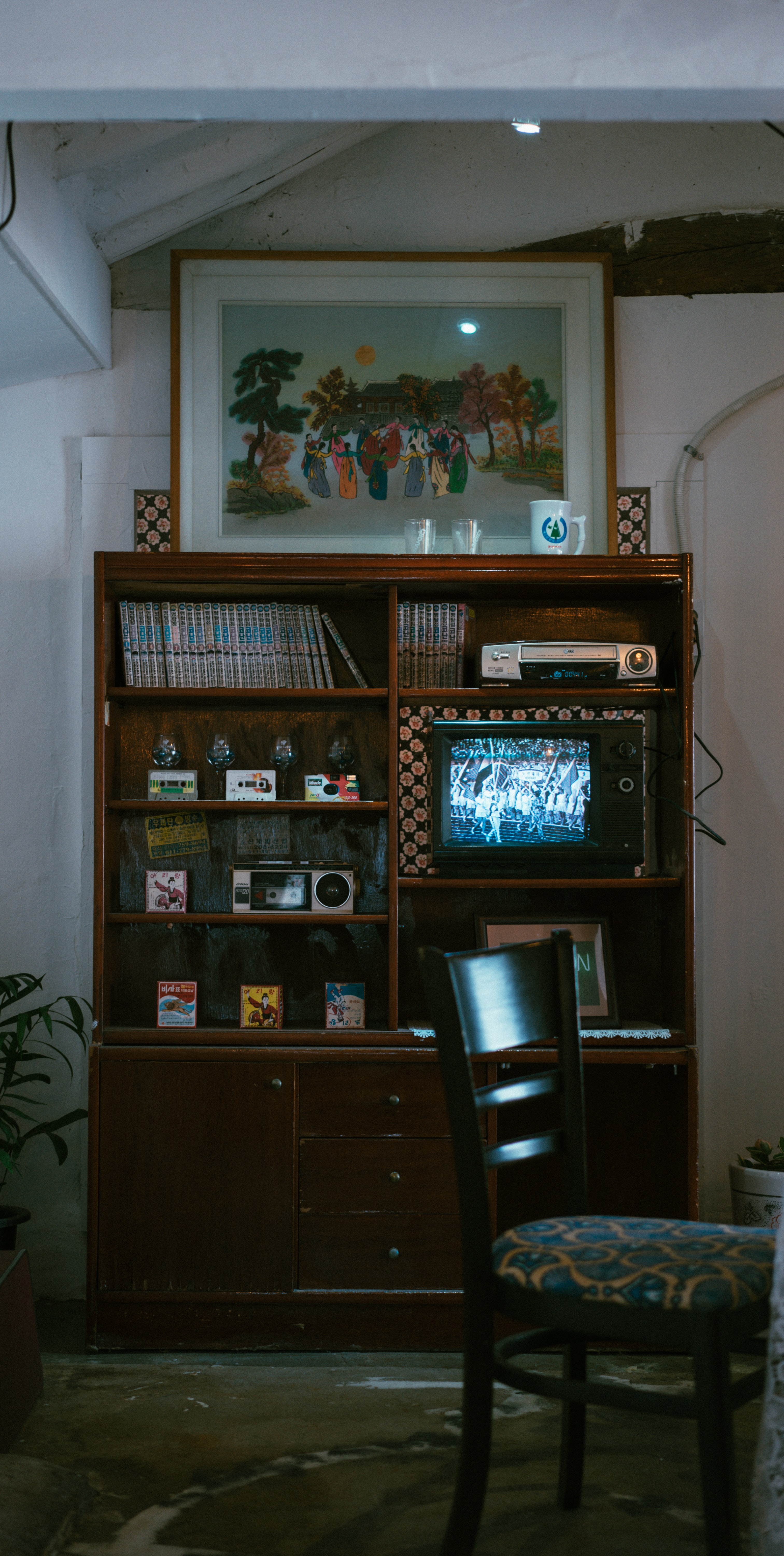 Ilustrasi perabotan dengan konsep retro. (rawkkim dari Unsplash)