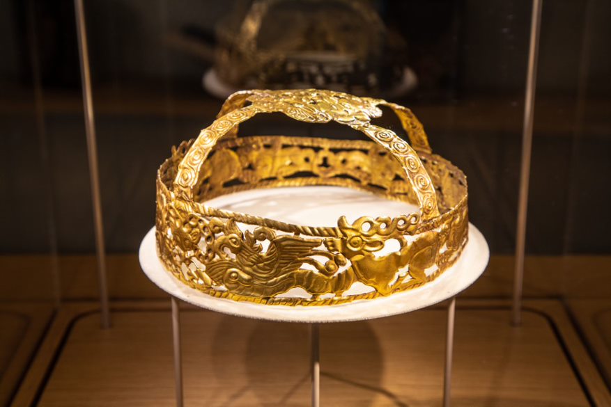 Gold Headdress Ornament (Dok. L’École)