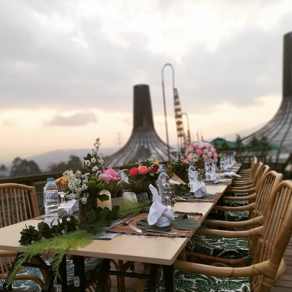 Suasana di Gunungan Resto and Bar Dusun Semilir (dok: Dusun Semilir Ecopark)