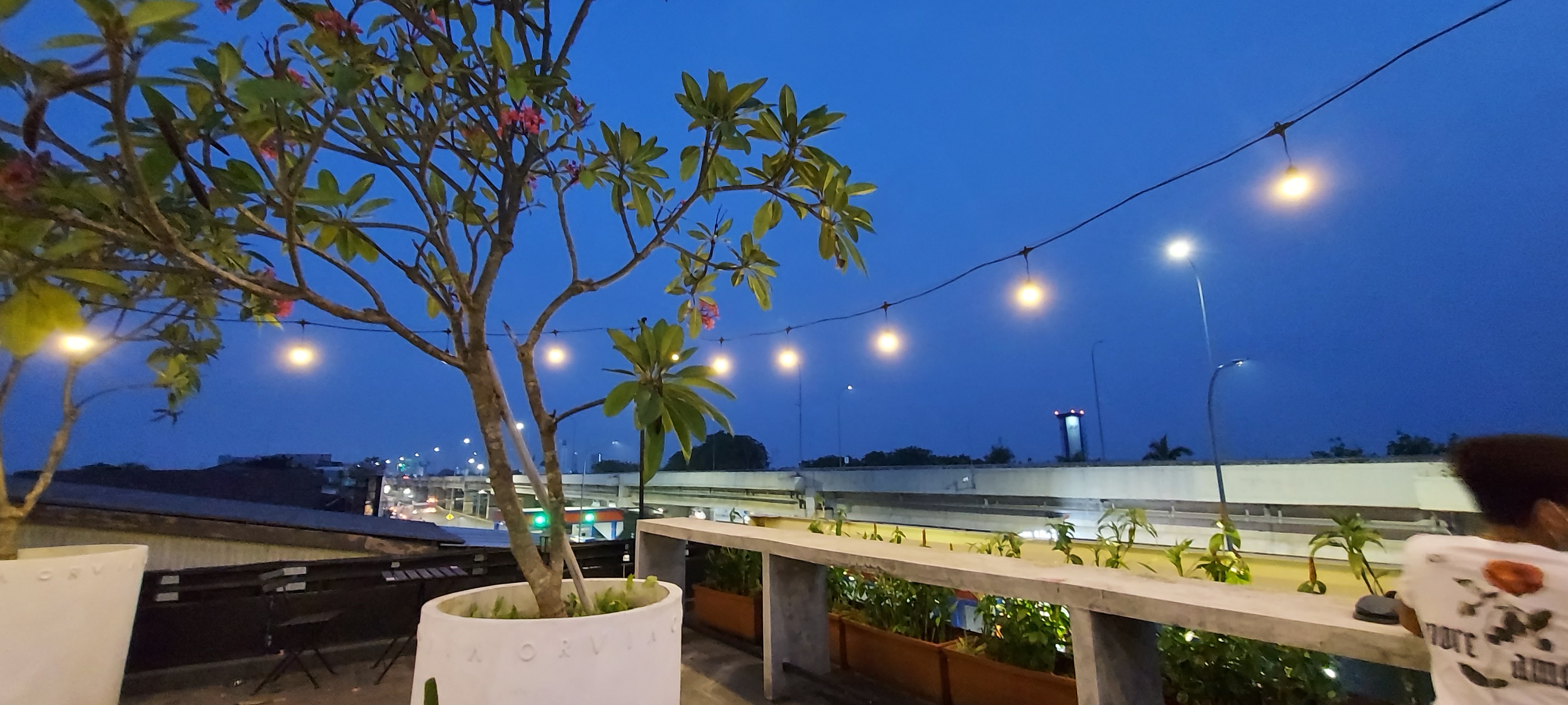 Suasana menjelang malam di ORVIA, Kalimalang, Jakarta Timur (dok: Hypeabis/Rezha Hadyan)