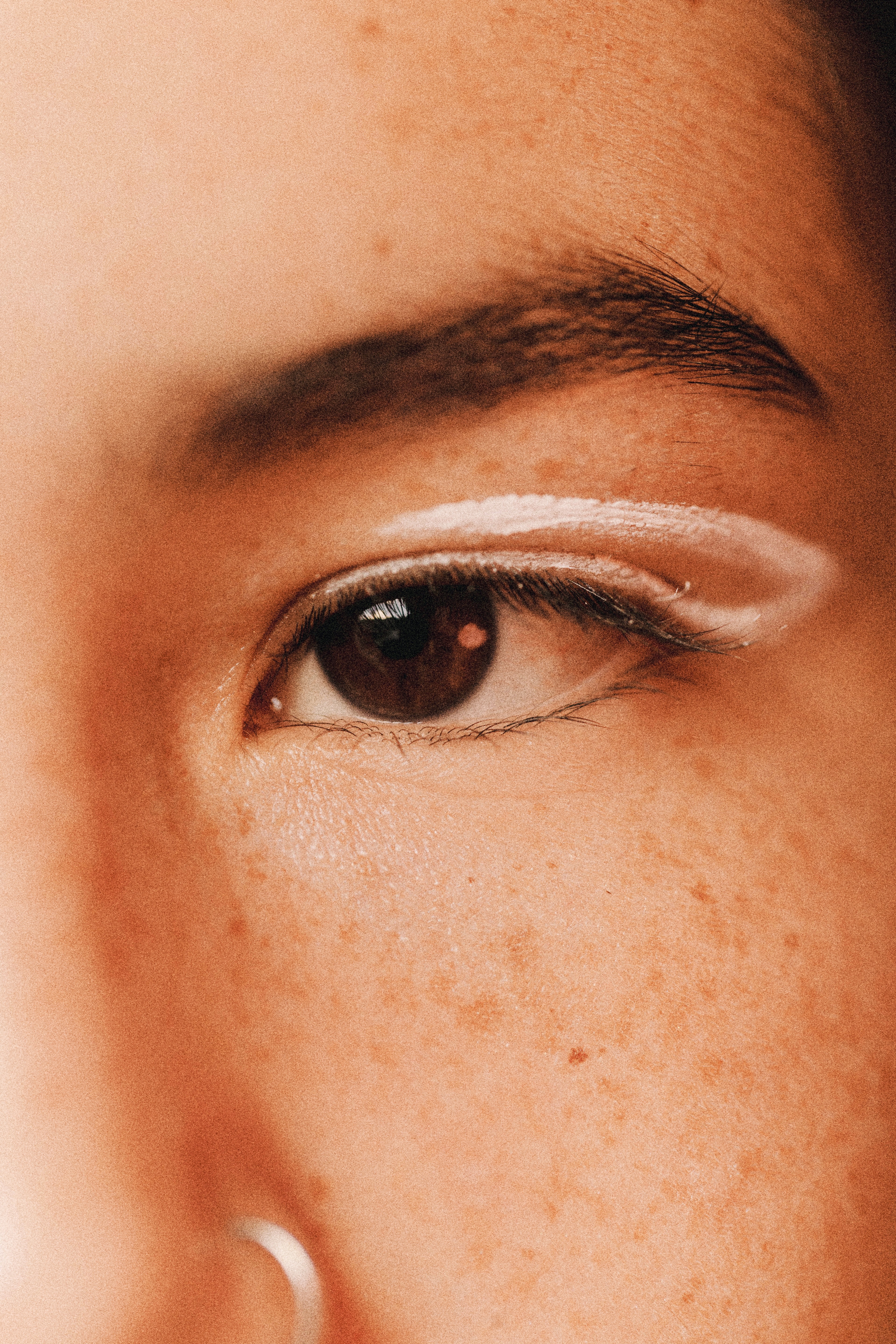 Ilustrasi riasan ruang negatif pada mata. (Dok. Frank Flores dari Unsplash)