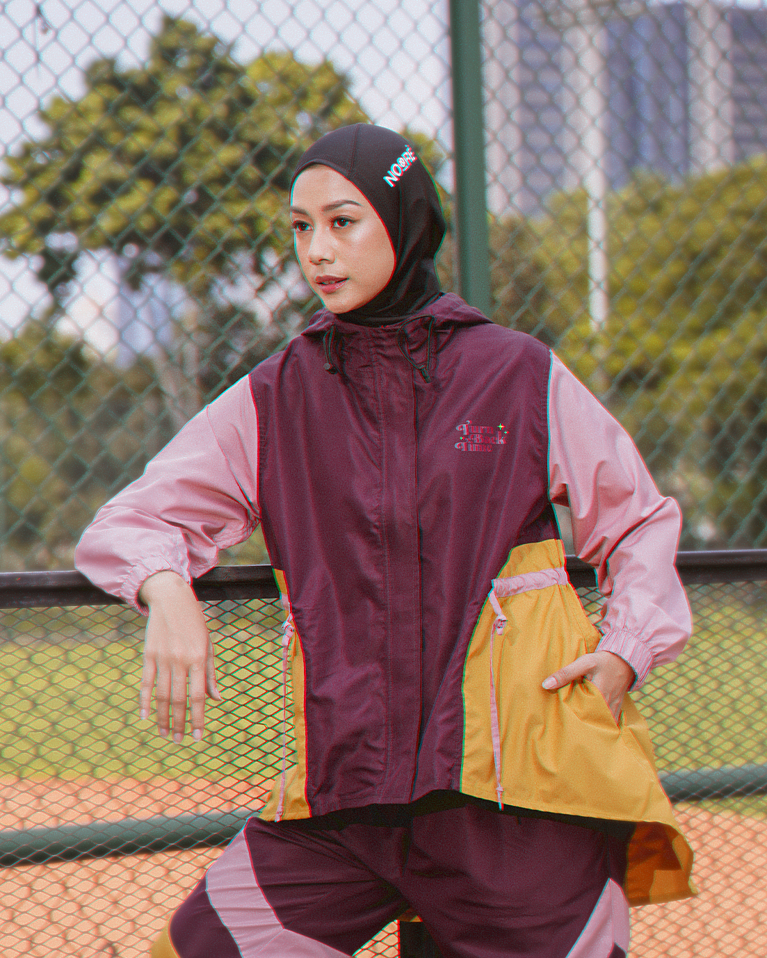 Perpaduan loose fashion wear dengan sentuhan modest dan modern. (Dok. Hypefast)