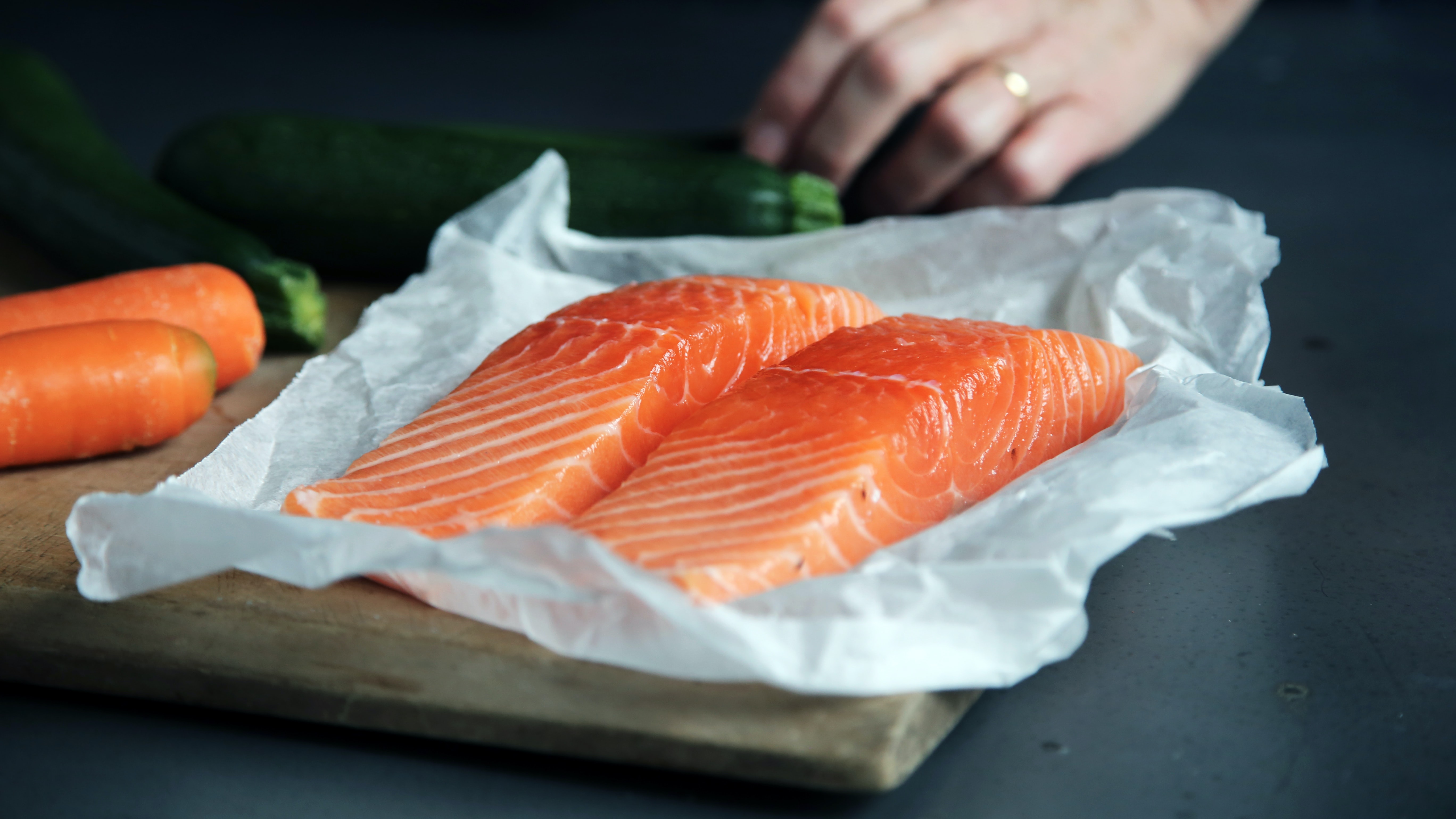 Ilustrasi daging ikan salmon. (Dok. Caroline Attwood dari Unsplash)