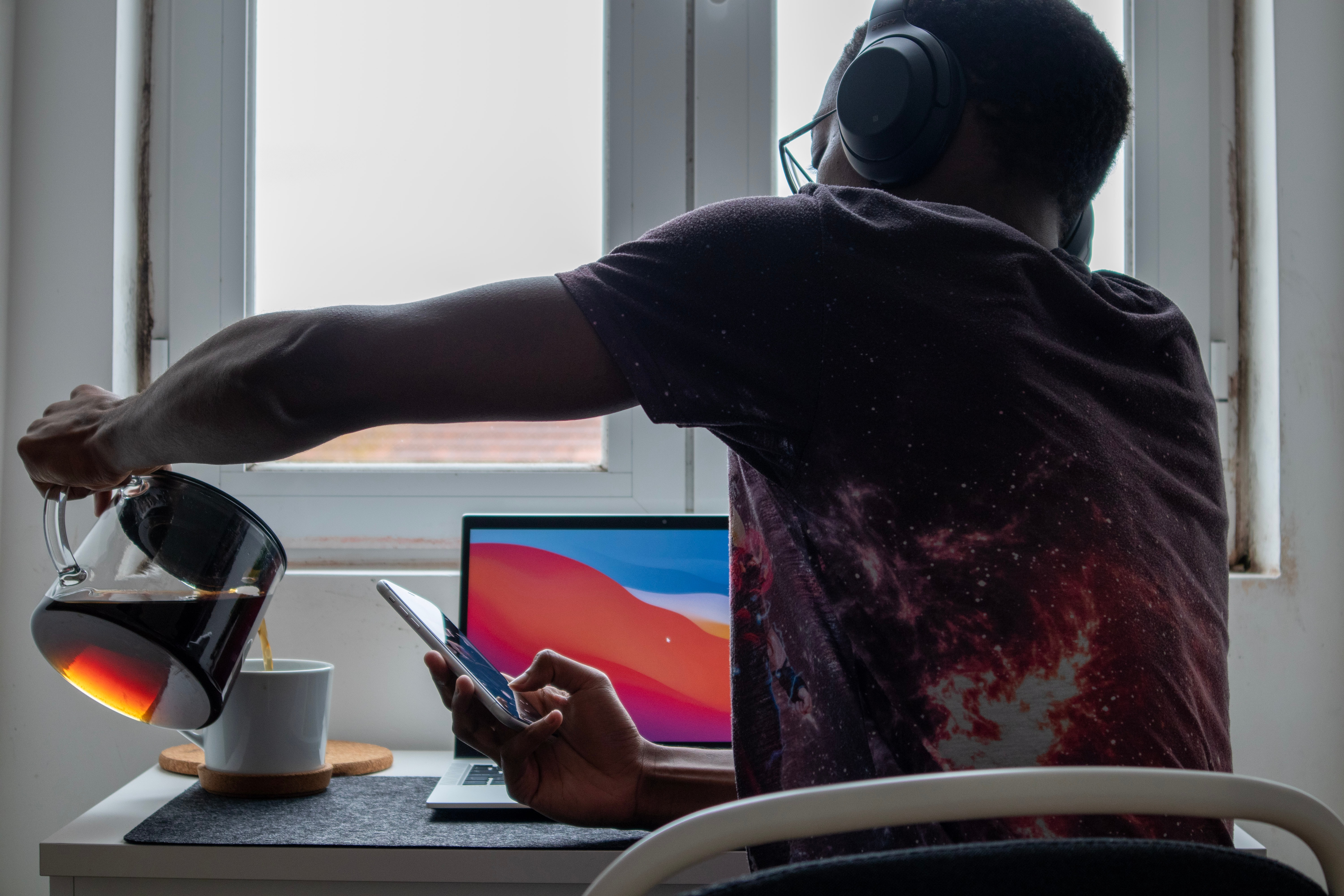 Ilustrasi meja kerja dekat dengan jendela. (Dok. Nubelson Fernandes dari Unsplash)