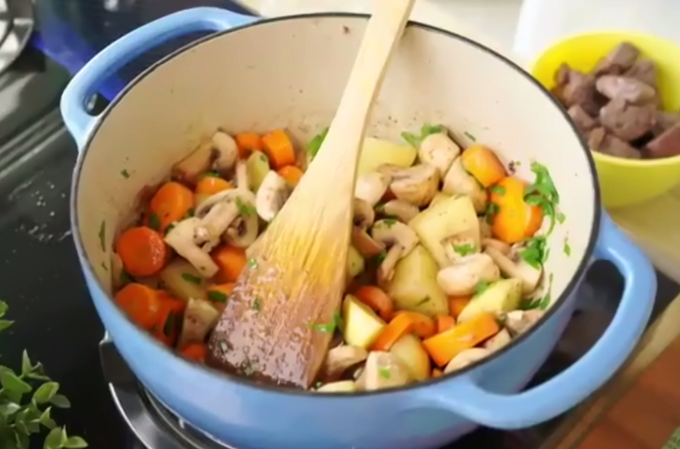 Proses memasak Imperfect Beef Stew Puff ala Andhita Siswandi. (Dok. Bisnis Muda)