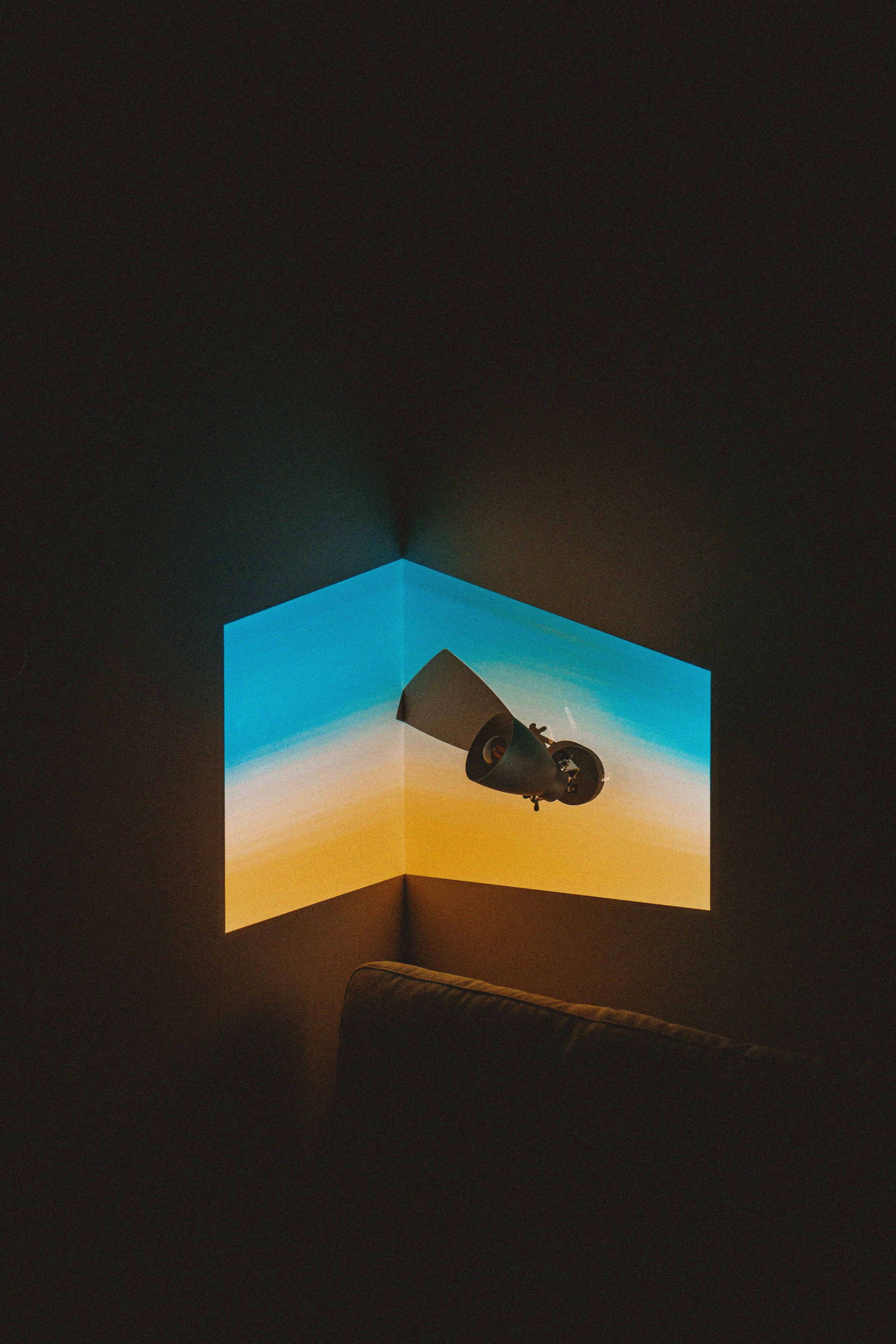 Ilustrasi tampilan layar proyektor pada dinding. (Dok. Tom Dick dari Unsplash)