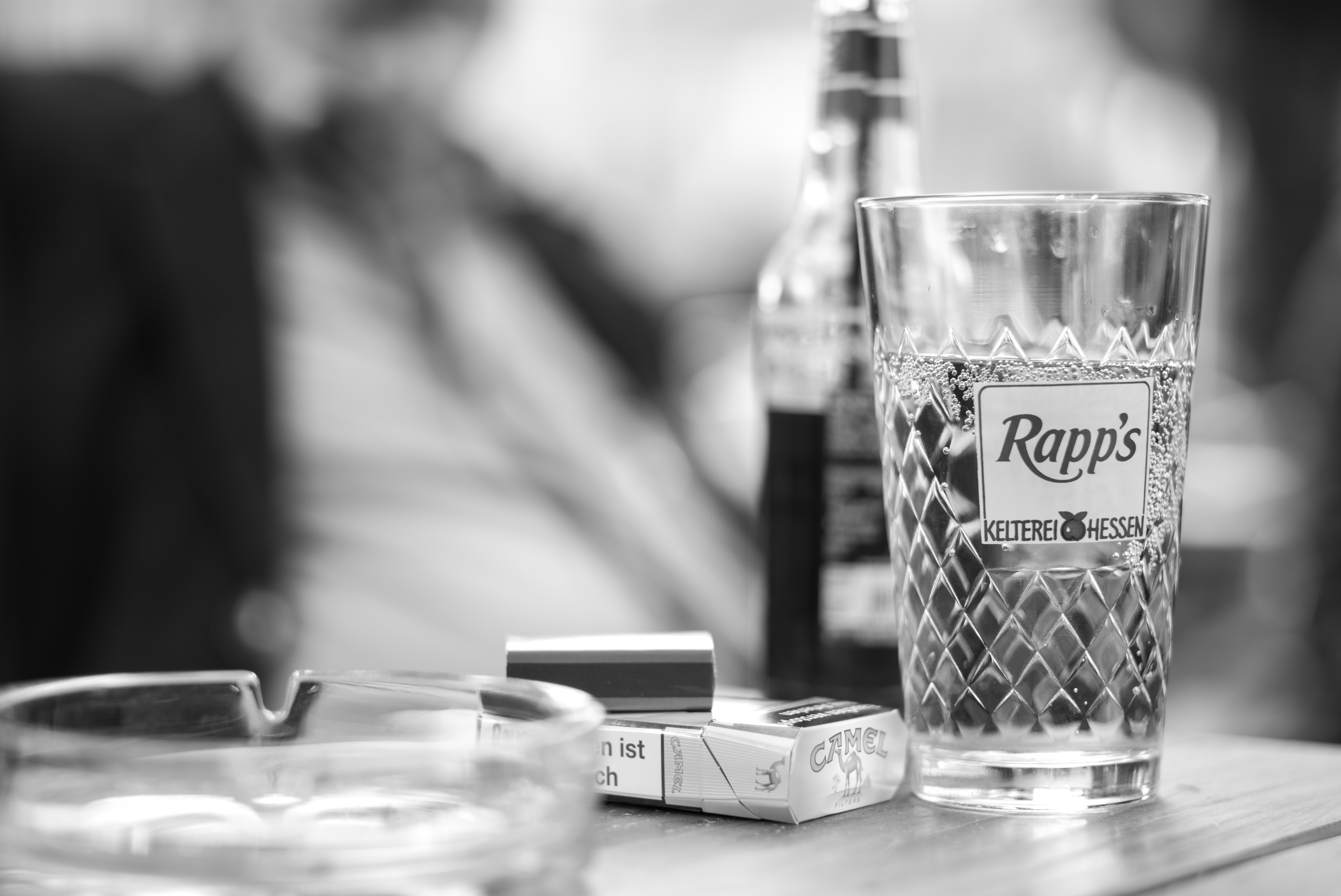 Ilustrasi rokok dan minuman beralkohol. (Dok. Fabian Fauth dari Unsplash)