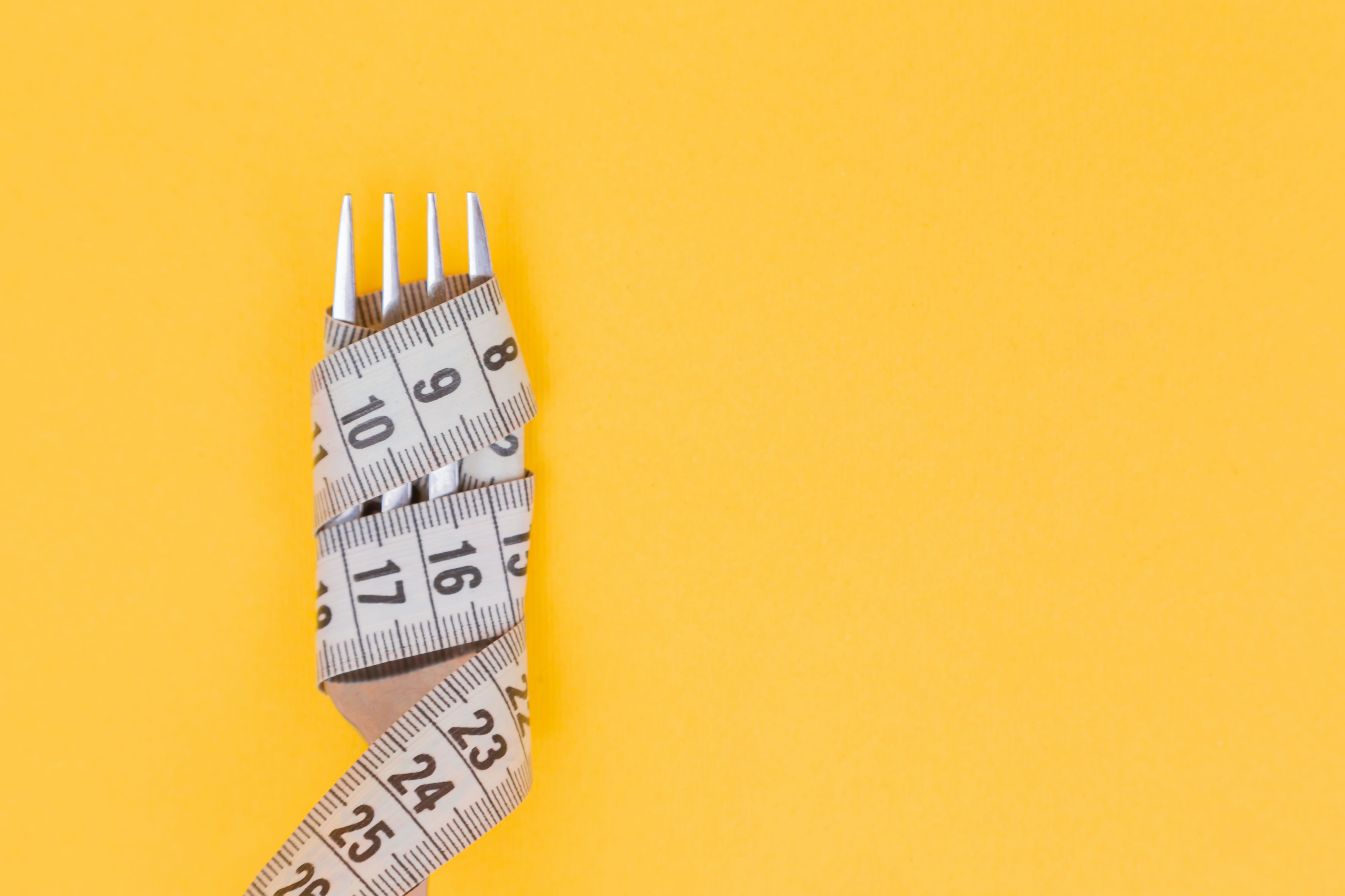 Ilustrasi makan berlebihan. (Dok. Diana Polekhina dari Unsplash)
