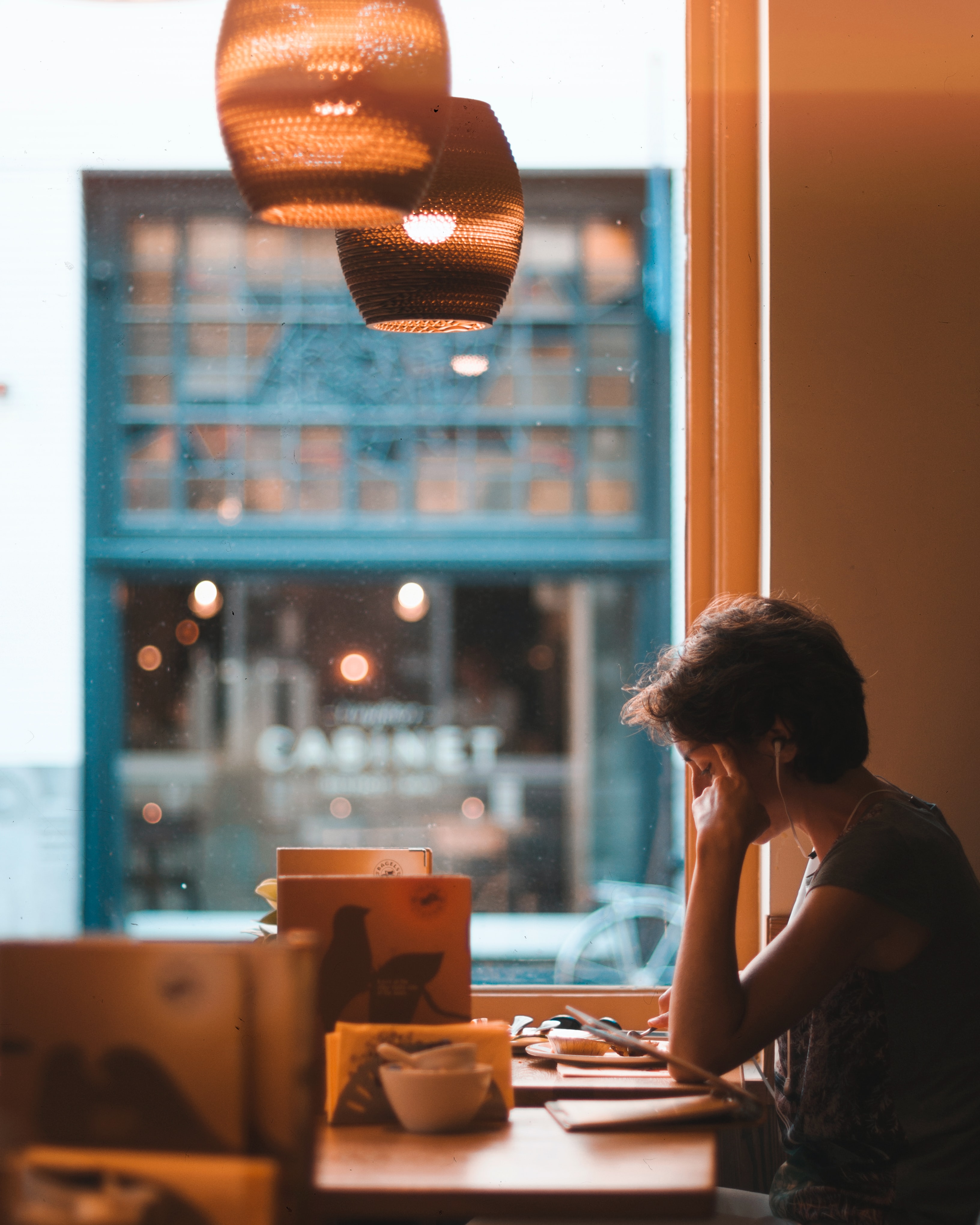 Ilustrasi mendengarkan musik. (Dok. Reinhart Julian dari Unsplash)