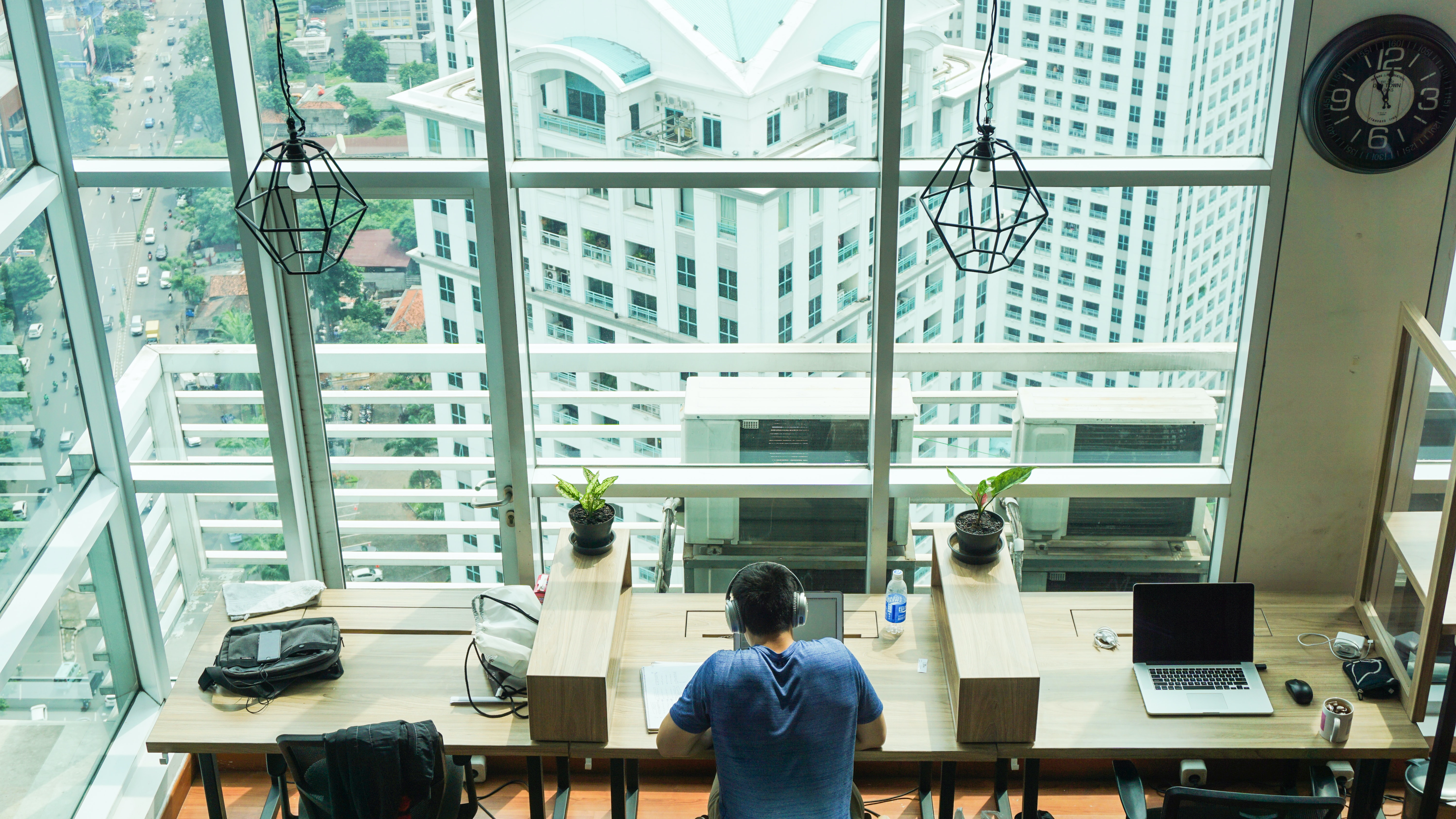 Ilustrasi mendengarkan musik. (Dok. Al ghazali dari Unsplash)