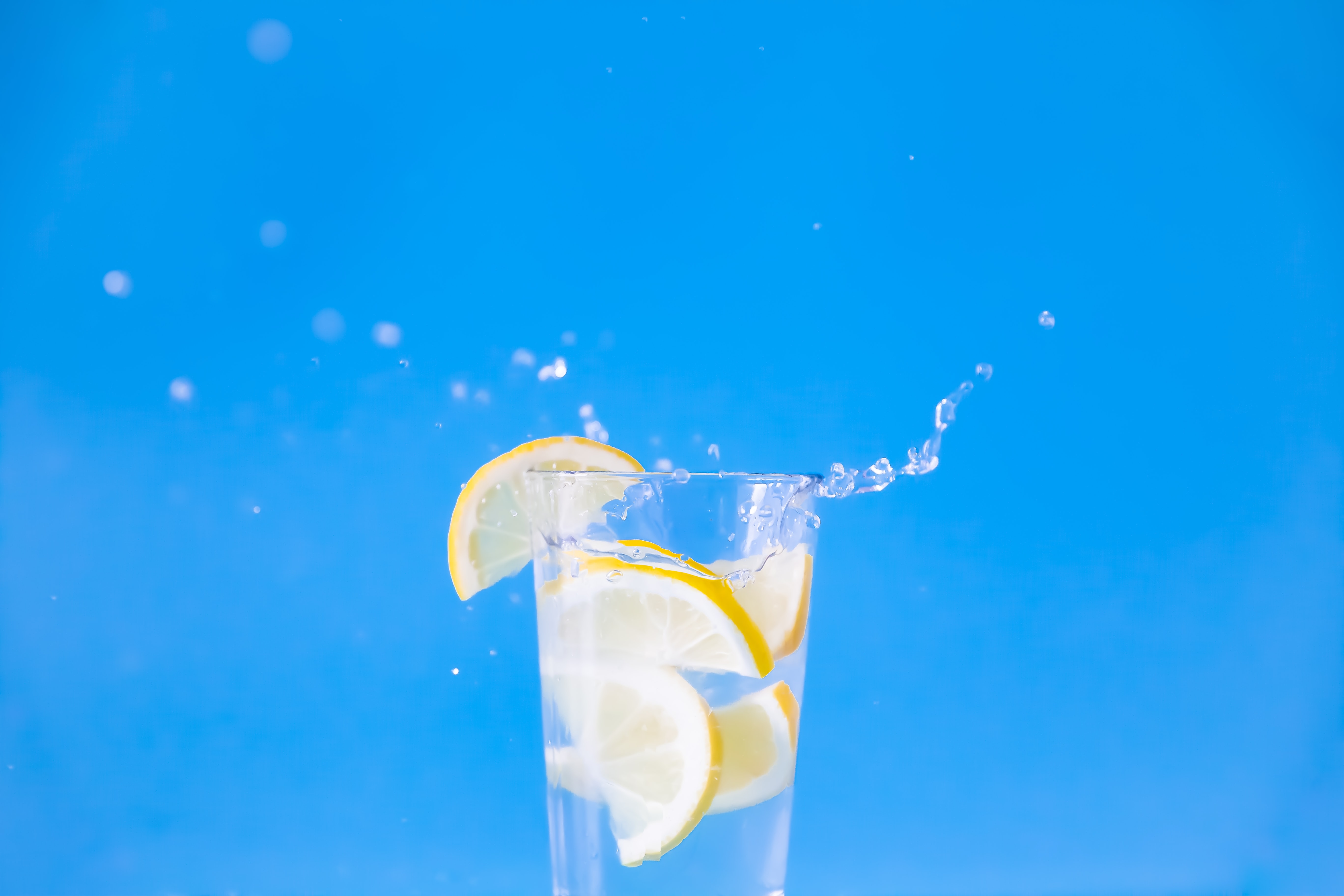 Ilustrasi air lemon.(Dok. Alicja Gancarz dari Unsplash)