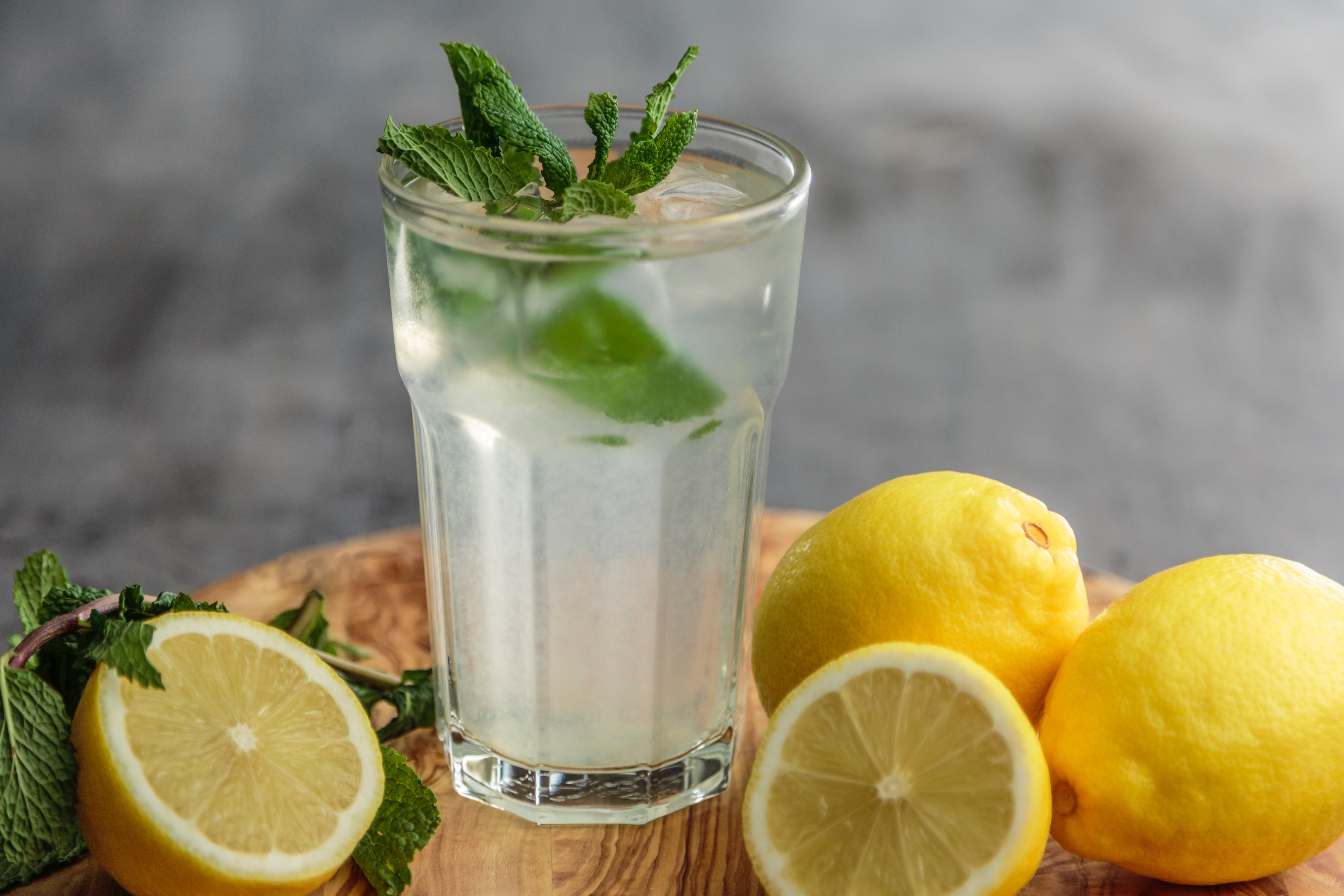 Ilustrasi air lemon. (Dok. Francesca Hotchin dari Unsplash)