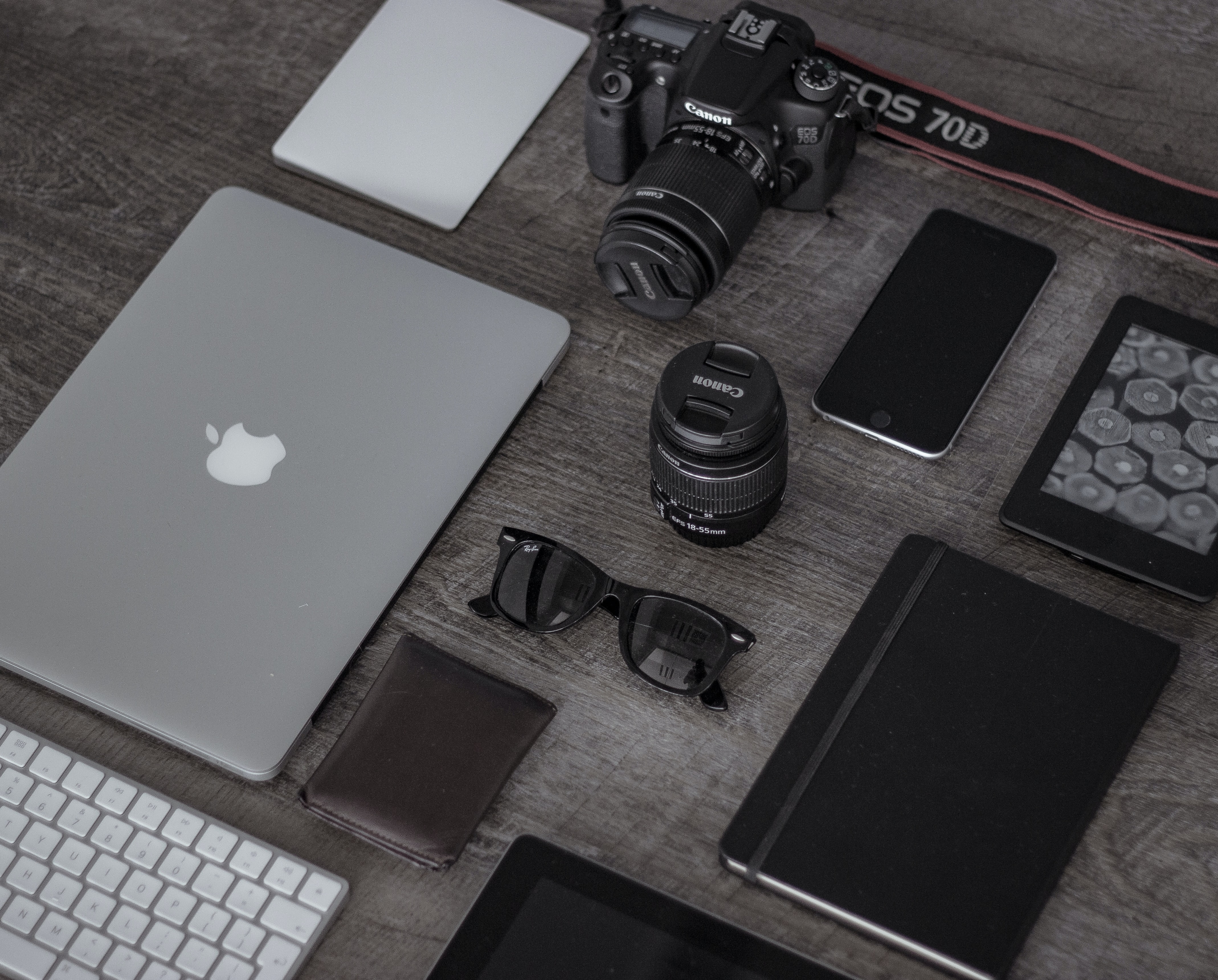Ilustrasi gadget dan produk teknologi. (Dok. Héctor Martínez dari Unsplash)