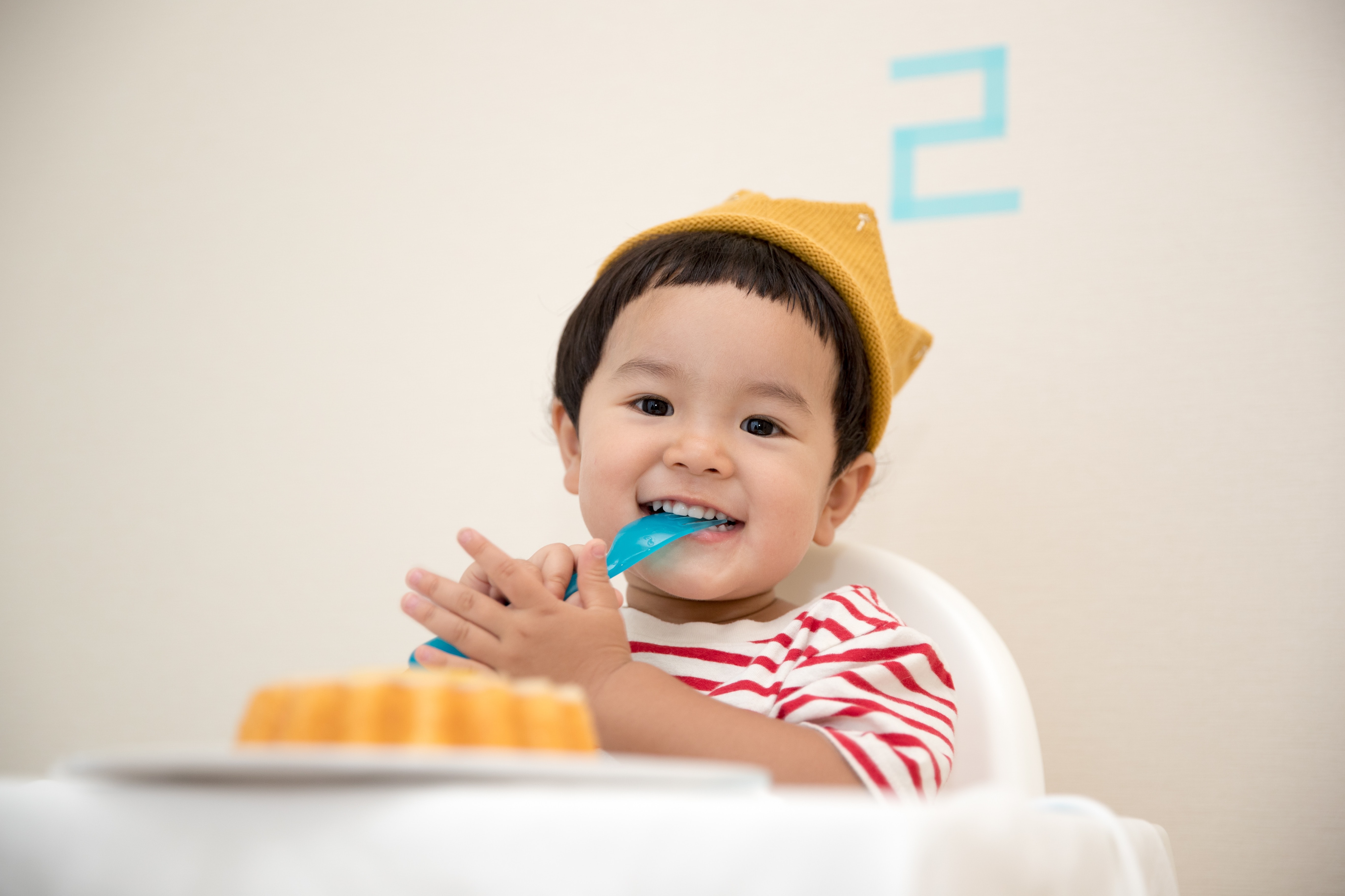 Ilustrasi anak makan makanan manis. (Dok. kazuend dari Unsplash)