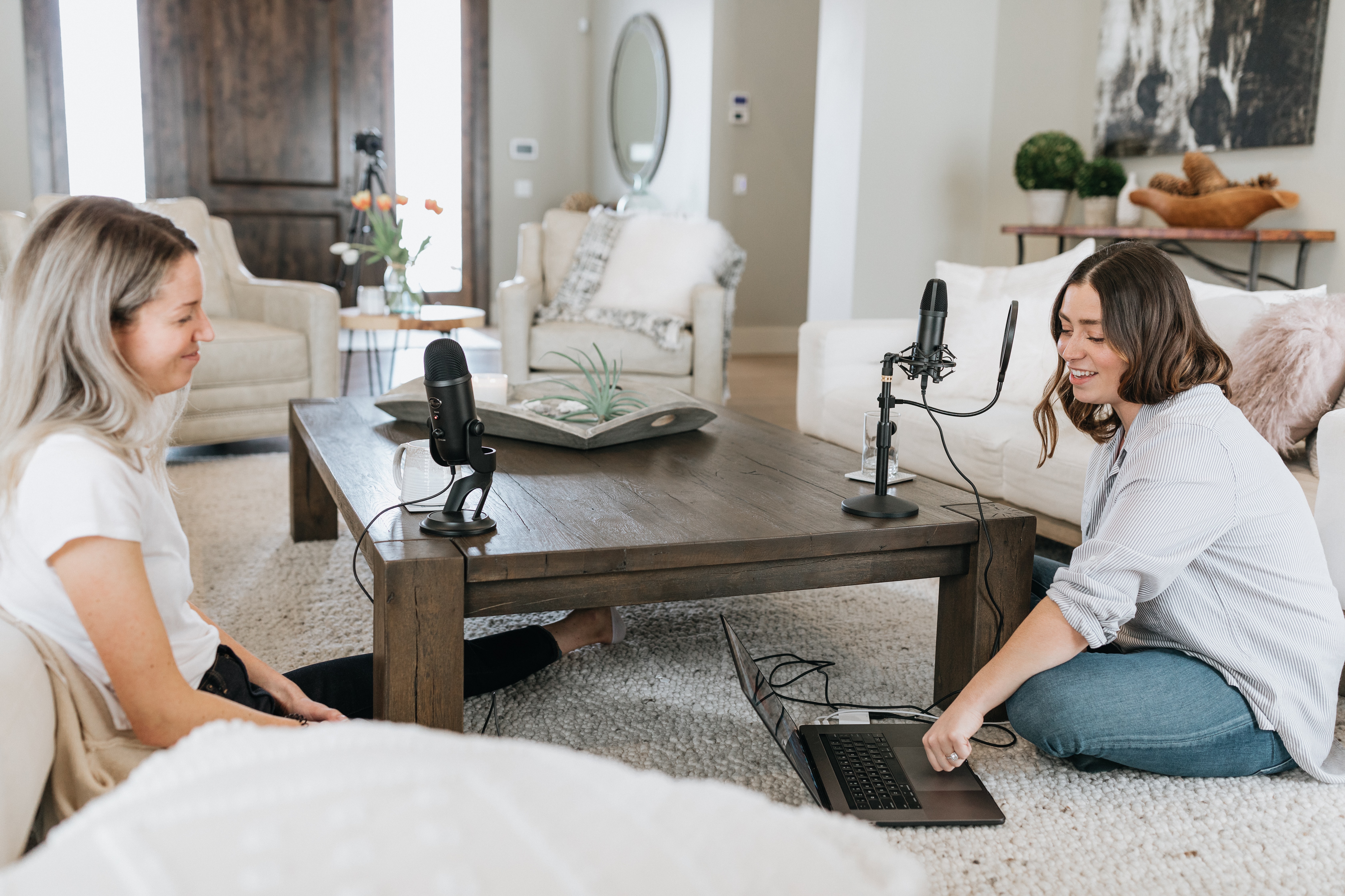 Kamu tidak perlu menjadi orang yang sangat teknis, juga tidak memerlukan banyak uang untuk mempelajari cara membuat podcast. (Photo by Kate Oseen on Unsplash)
