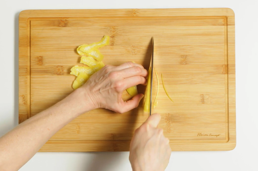 Bisa pakai irisan kulit lemon atau irisan lemon. (Dok. Bon Appetit)