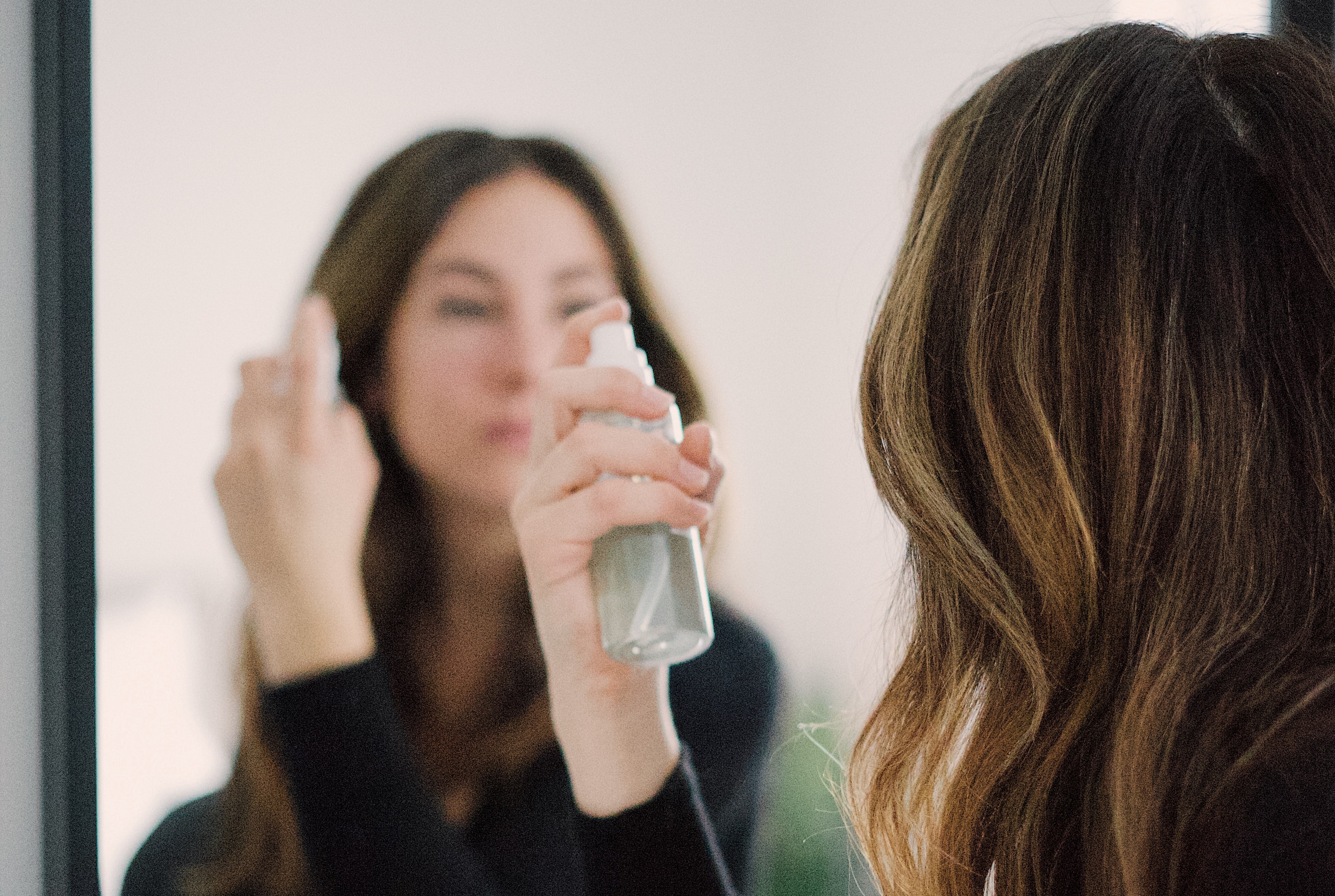Ilustrasi pemakaian face mist. (Dok. Mathilde Langevin dari Unsplash)