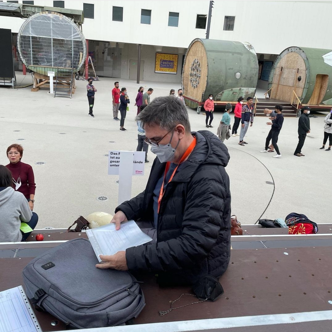 Latihan pertunjukan teater Planet, A Lament di Theater Der Welt Holland (Dok. Garin Nugroho/Instagram)