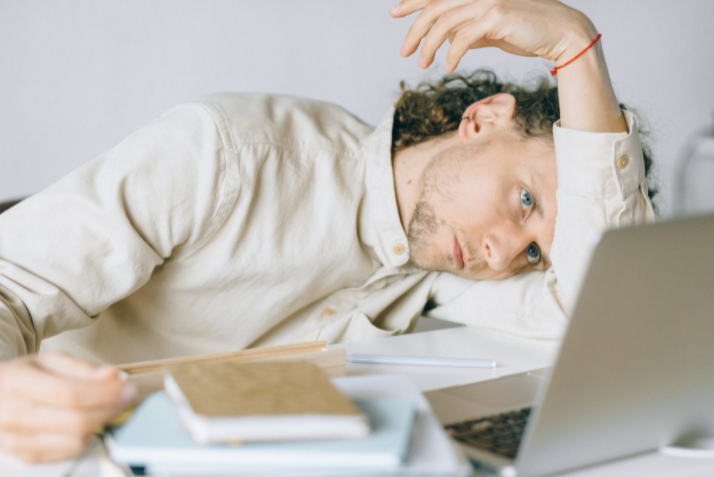 Tidak antusias terhadap pekerjaan juga salah satu tanda burnout-Nataliya Vaitkevich (Pexels)