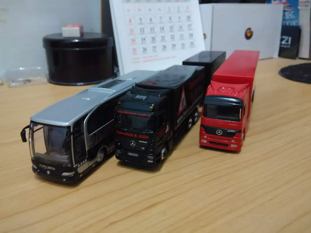 Ilustrasi miniatur bus (Rezha Hadyan: Hypeabis.id)