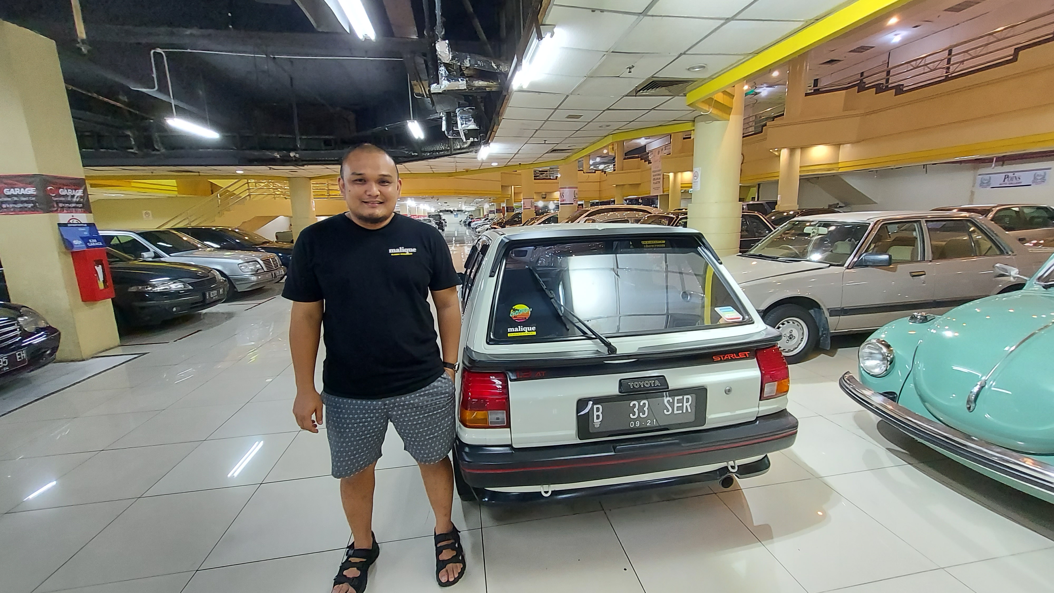 Bima Maliki dan Starlet EP71 Automatic yang dijual di showroom Malique Selatan Djakarta (dok: Hypeabis/Rezha Hadyan)