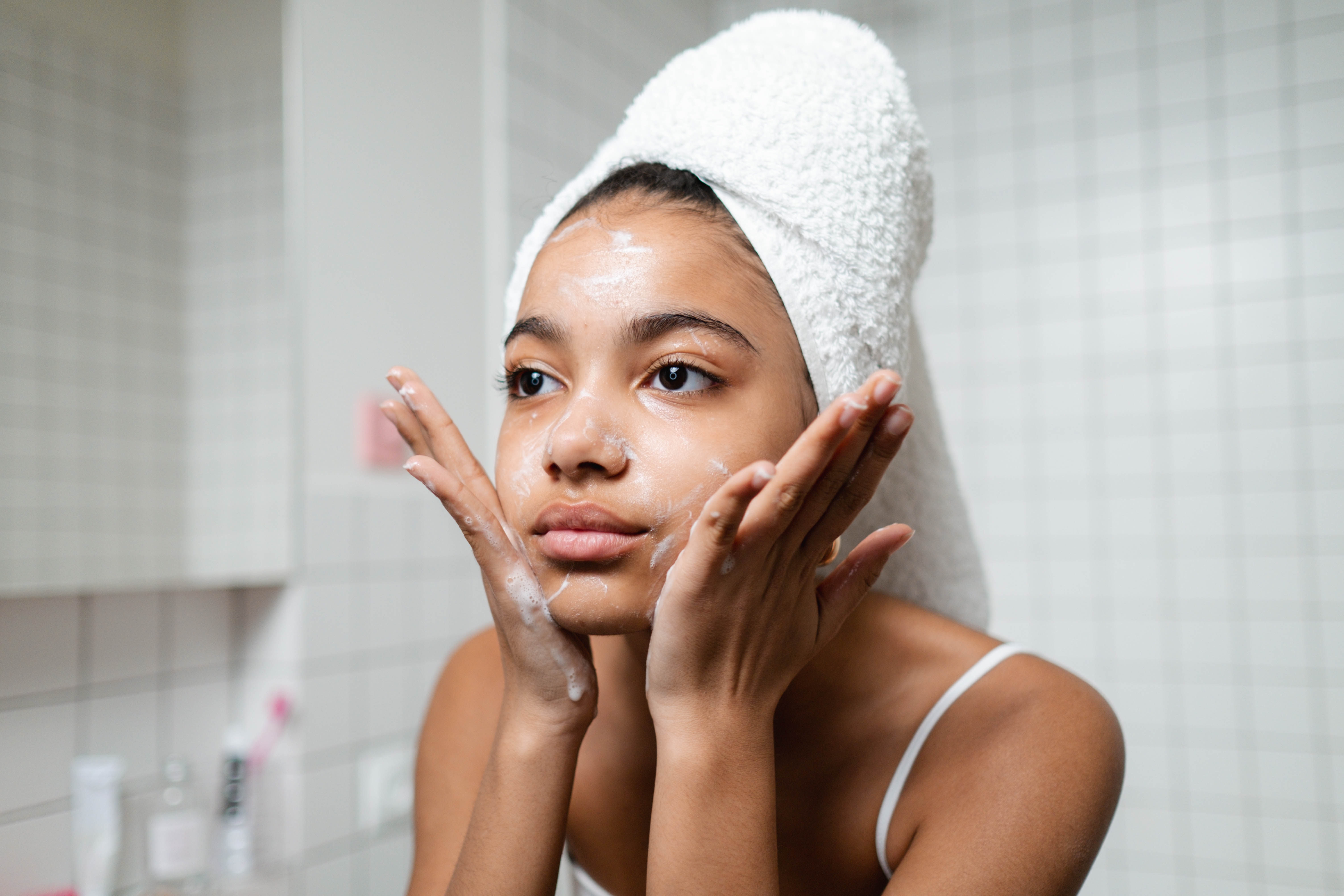 Hindari menggunakan air panas, sabun cuci muka dengan butiran scrub kasar dan sabun yang menyebabkan kulit kering. (Photo by Ron Lach from Pexels)