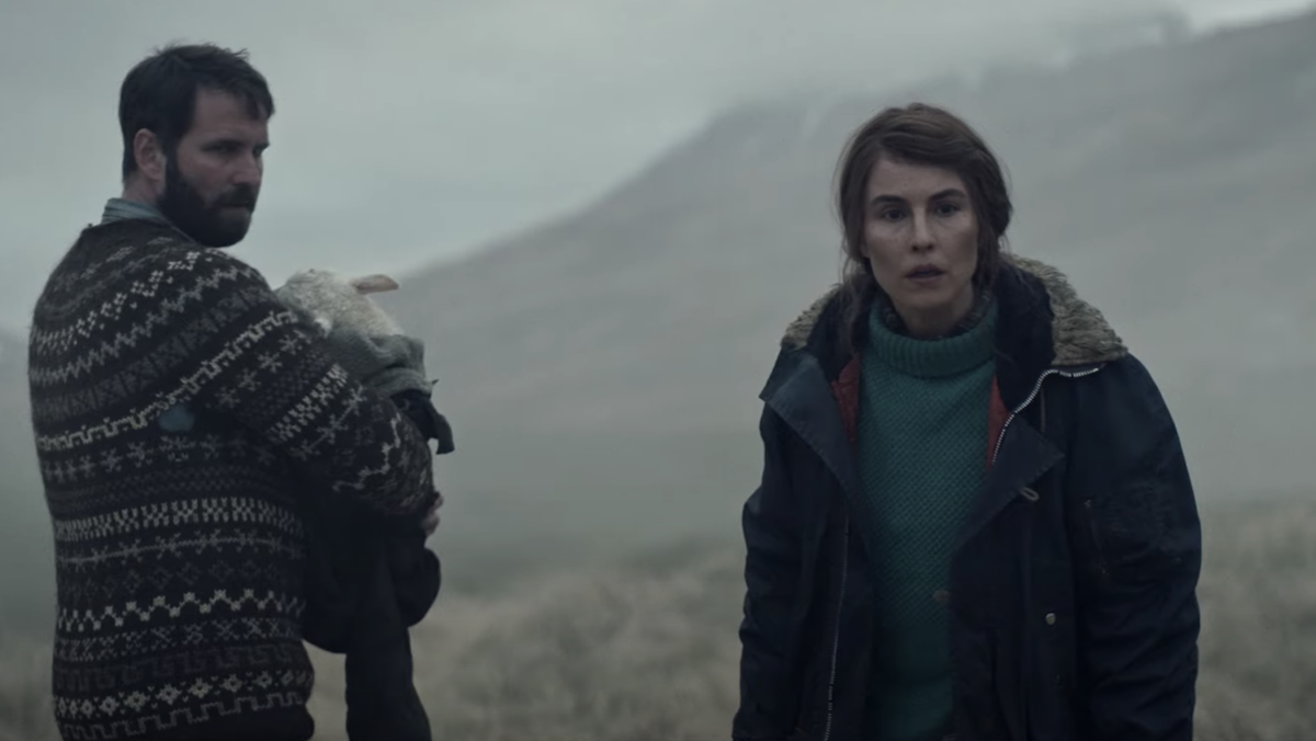 Noomi Rapace dan Hilmir Snaer Gudnason beradu akting sebagai pasangan yang membesarkan makhluk hibrida, setengah manusia dan setengah domba. (Dok. A24)