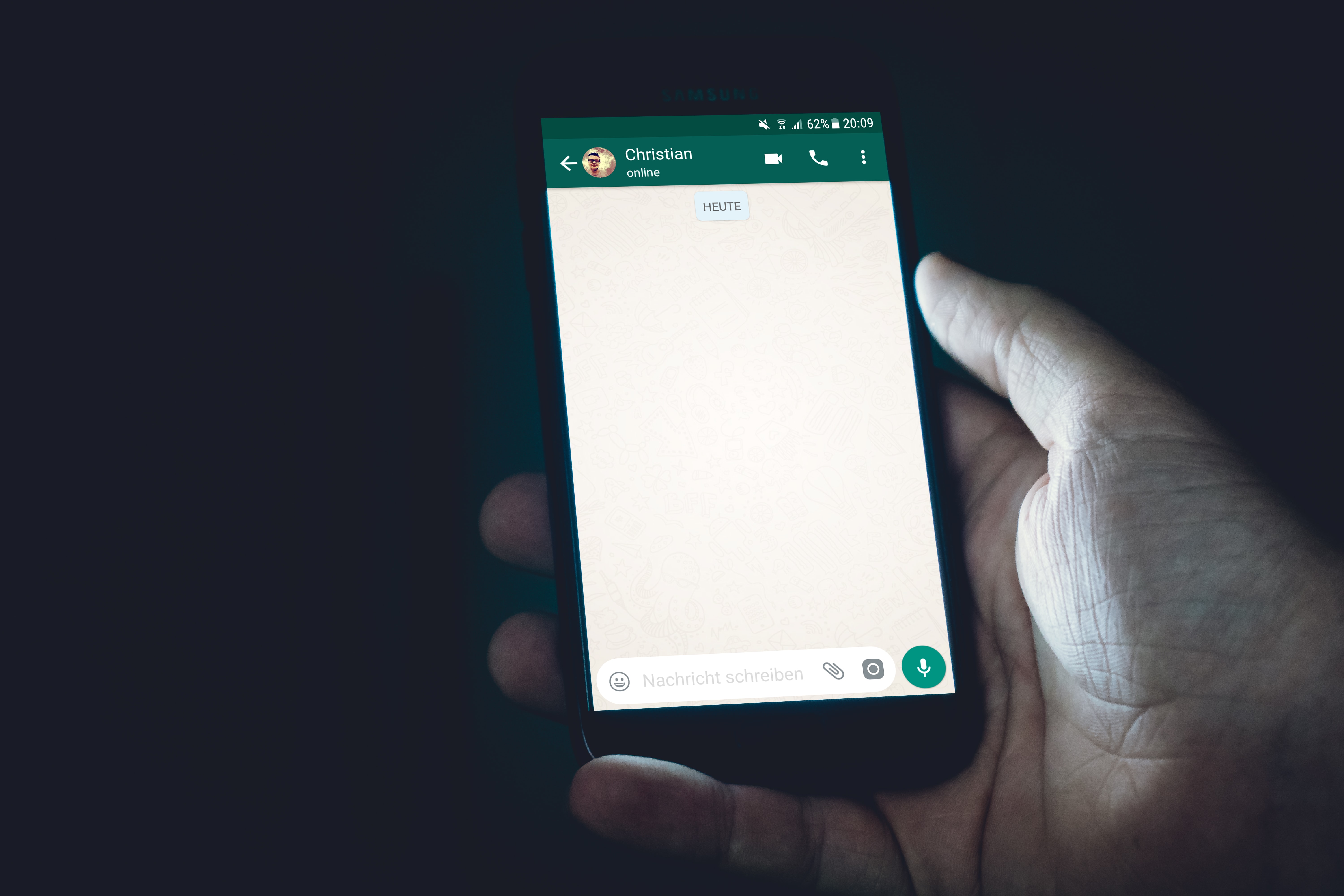 Ilustrasi ruang obrolan media sosial. (Dok. Christian Wiediger dari Unsplash)