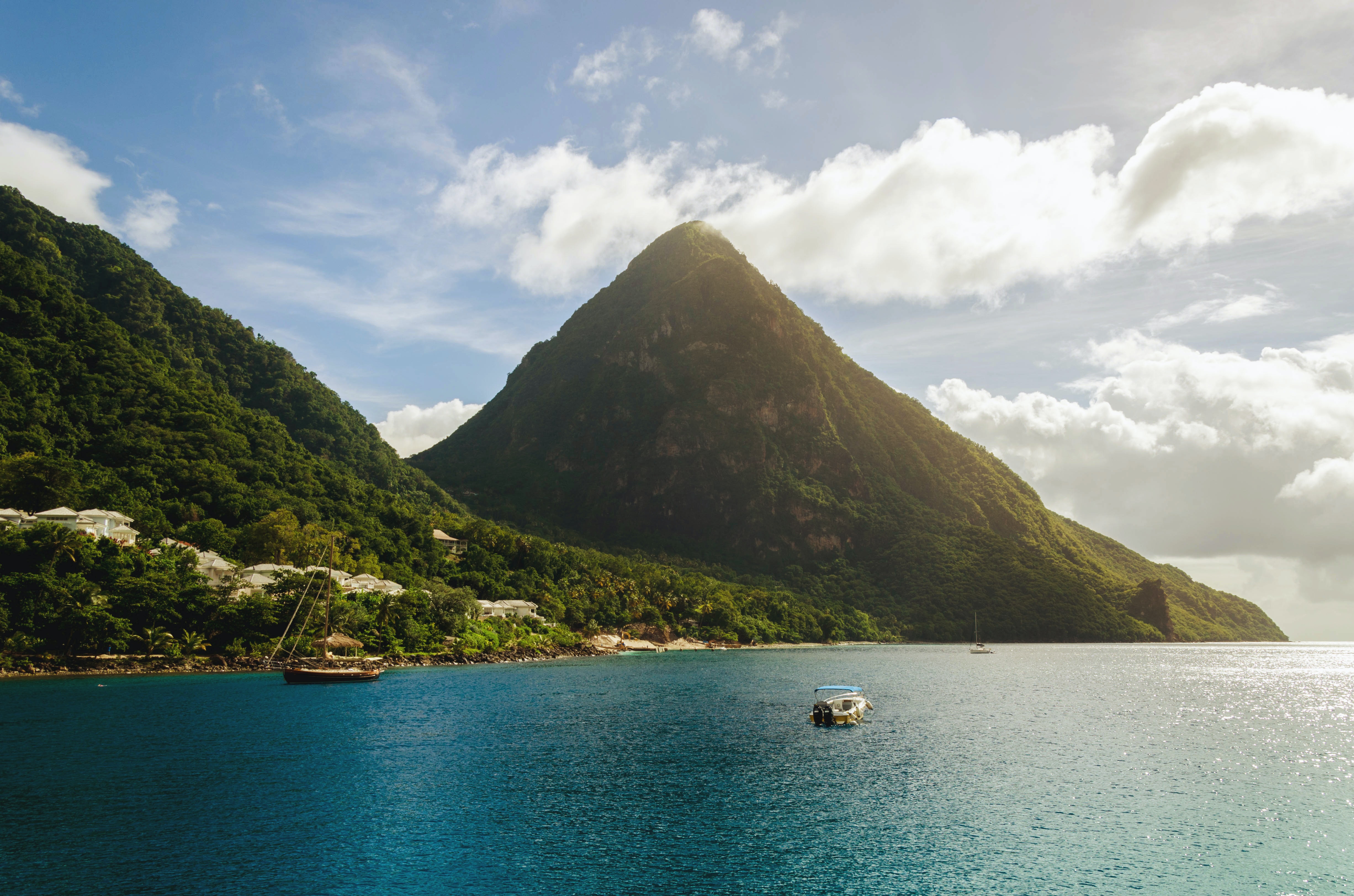 Ilustrasi pulau-Claudio Trigueros (Dok. Unsplash)