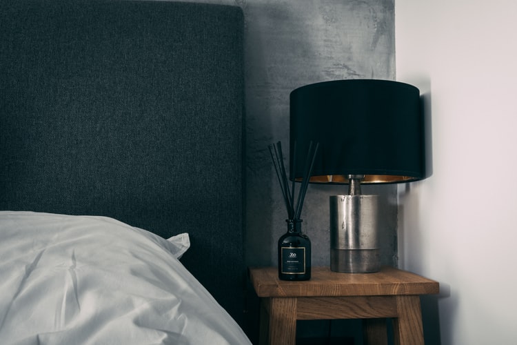 Ilustrasi reed diffuser di dalam kamar. (Dok. Mindaugas Norvilas dari Unsplash)