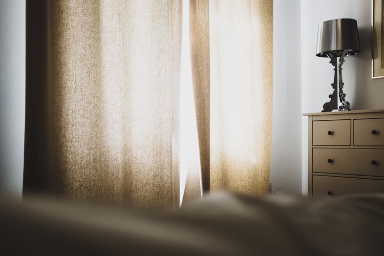 Ilustrasi tirai di dalam kamar. (Dok. Justin Schüler dari Unsplash)
