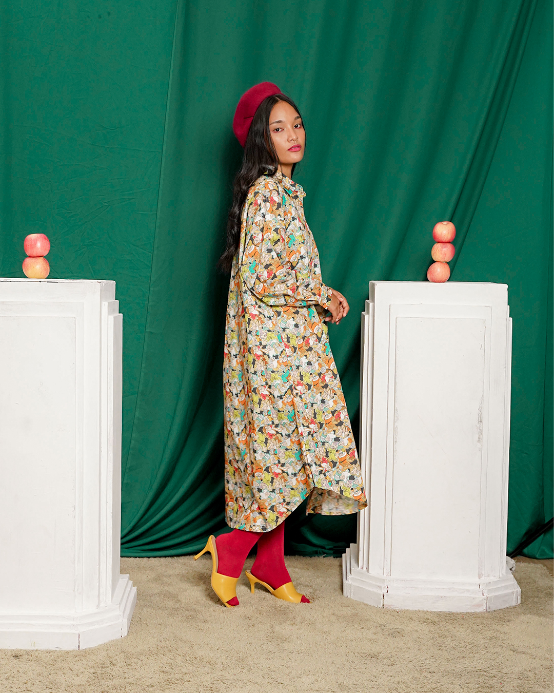 Nona mengeluarkan full-printed Tujuh Kurcaci kemeja dress. (Dok. Hypefast)