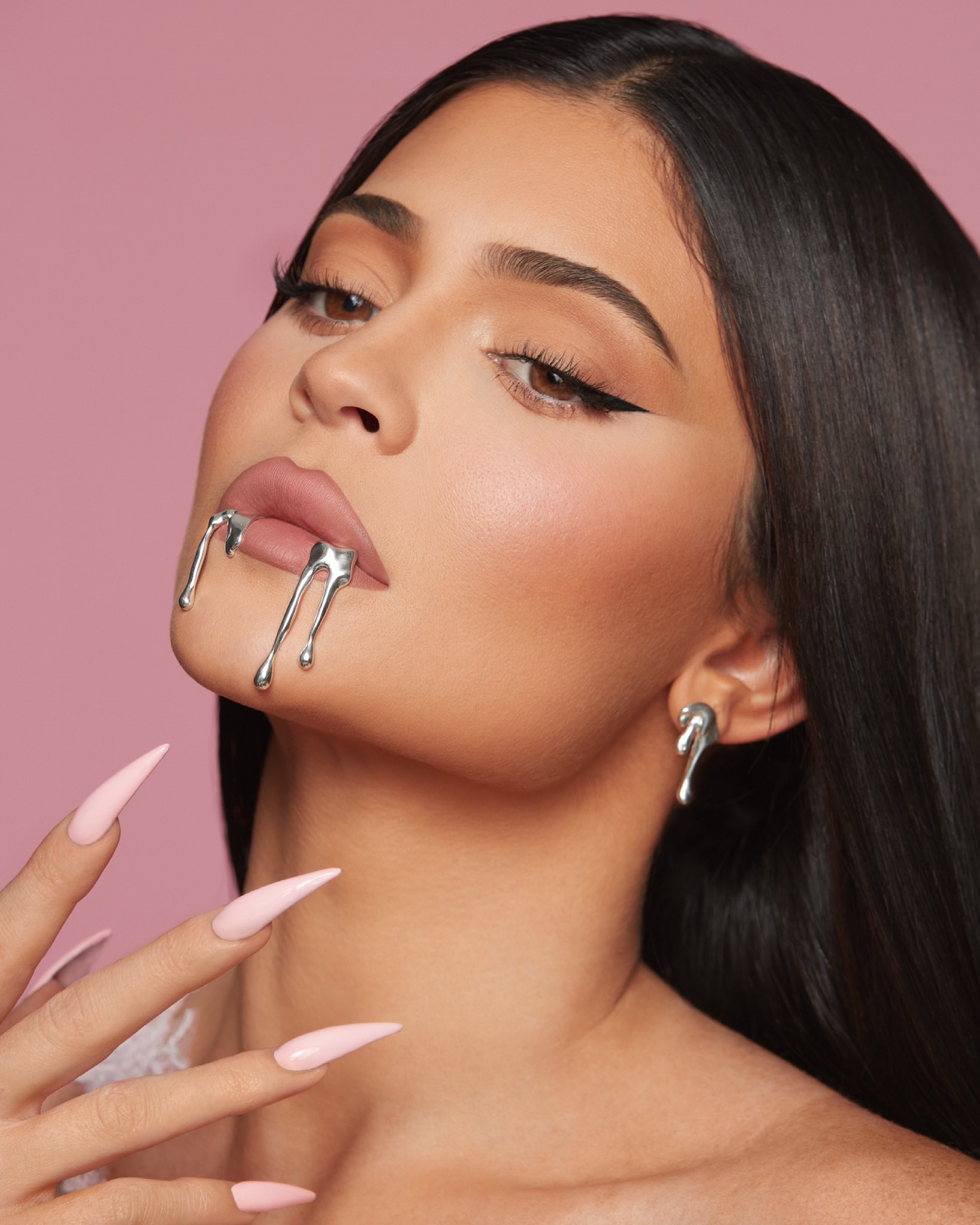 Kylie Jenner memulai bisnis kecantikannya dengan Kylie Lip Kit yang terkenal pada 2014. (Dok. Kylie Cosmetics)