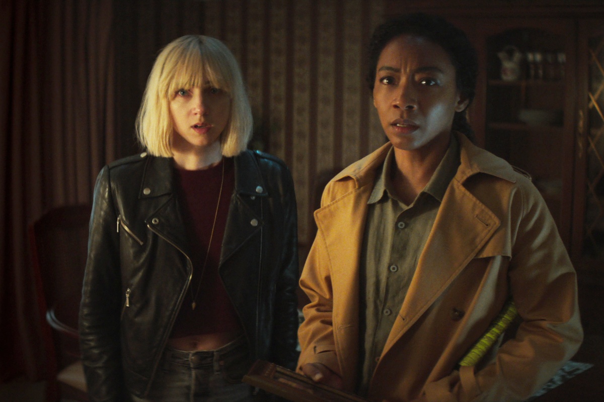 Zoe Kazan dan Betty Gabriel. (Dok. Netflix)