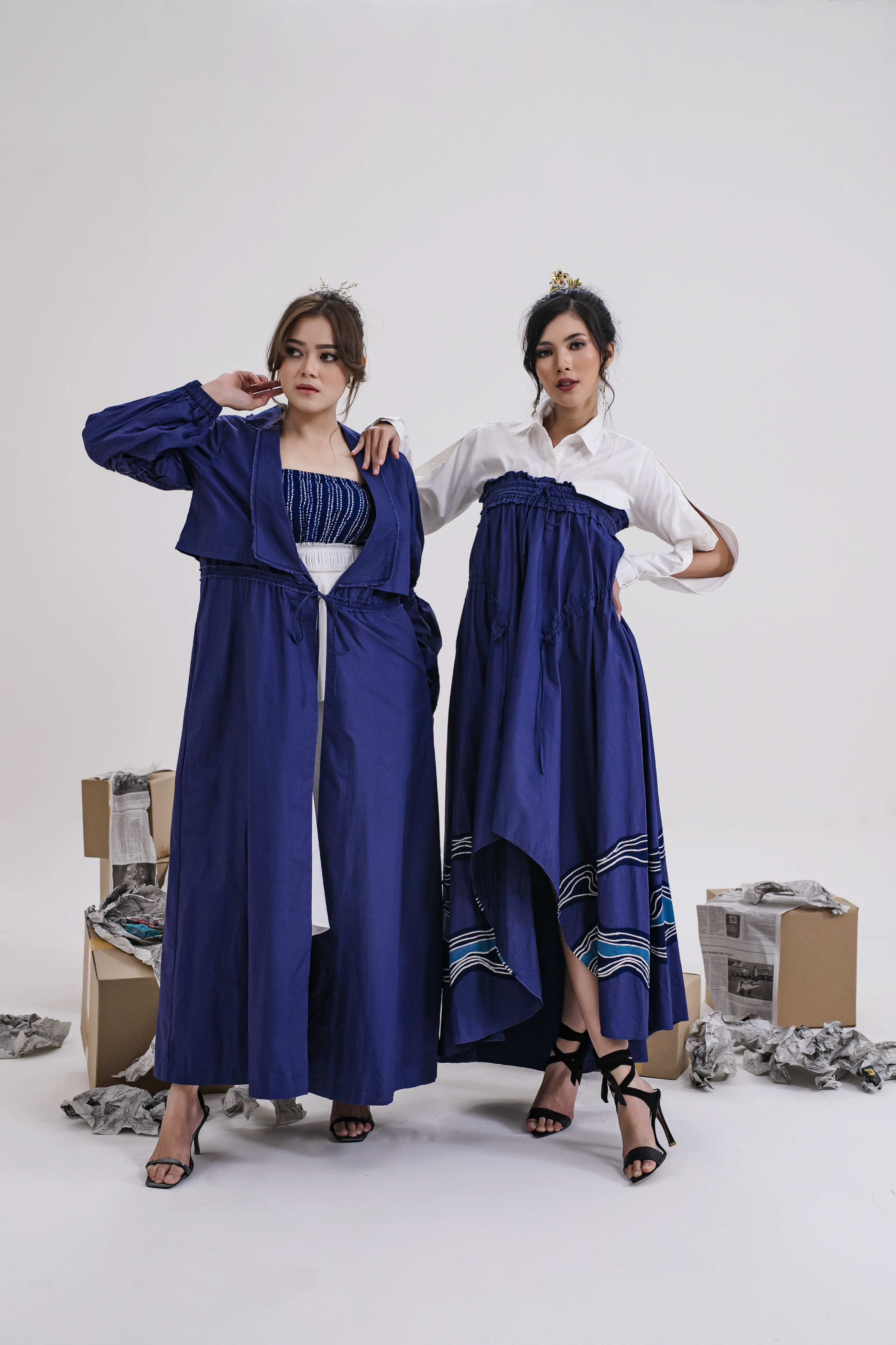 Koleksi karya brand fesyen Eureka (kiri) dan IMAJI Studio (kanan). (Dok. Tenun Gaya)