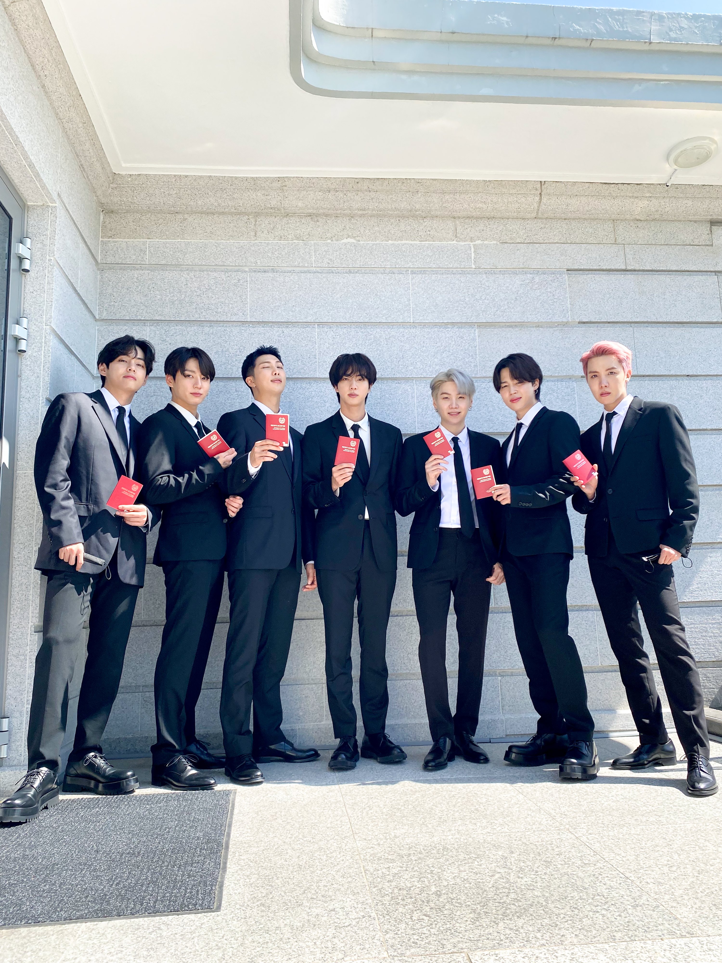 BTS memegang paspor khusus kepresidenan 