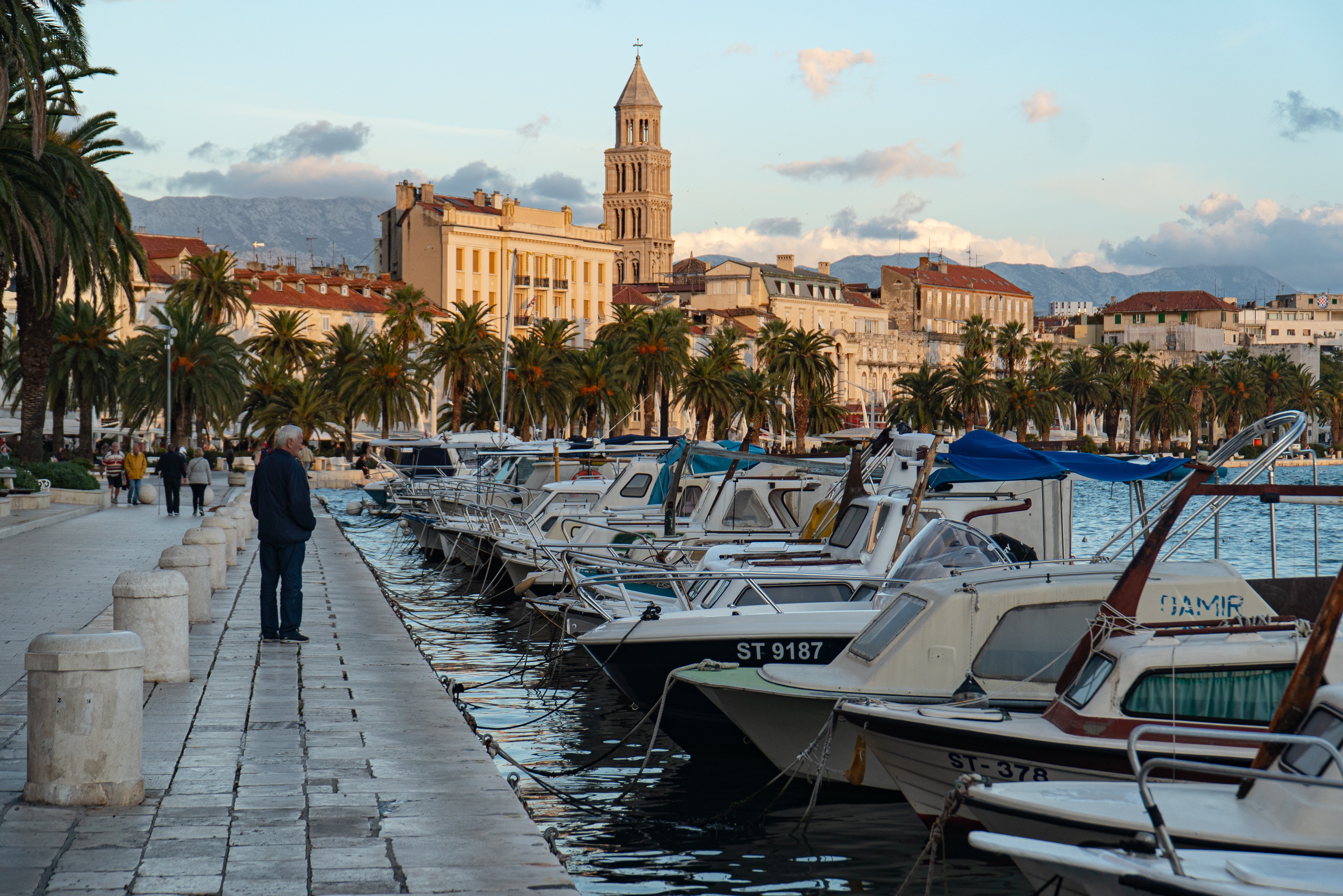 Suasana di kota Split (Avery Meeker - Unsplash)