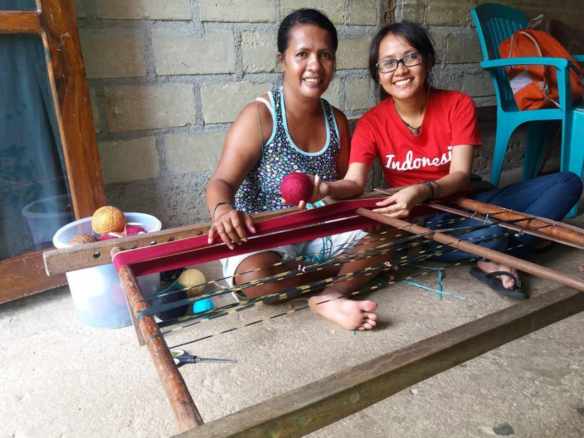 Hiyashinta Klise dan penenun ikat Tanimbar (dok: Instagram/Hiyashinta Klise)