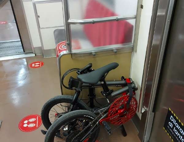 Sudut sempit antara pintu dan kursi penumpang di KRL Commuter Line (dok: Hypeabis/Rezha Hadyan)