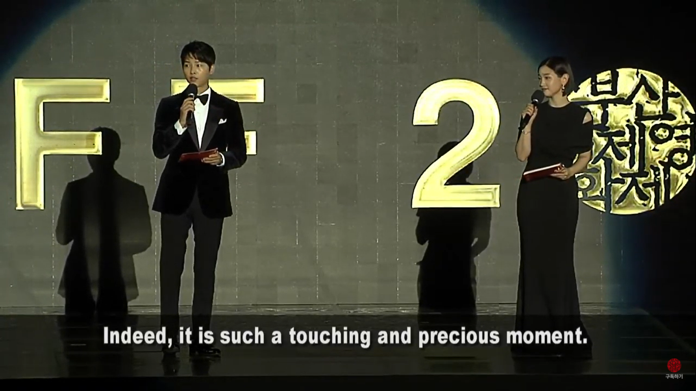 Pemandu acara BIFF 2021 aktor Song Joong-ki dan Park So-dam. (Dok. tangkapan layar siaran live YouTube BIFF)
