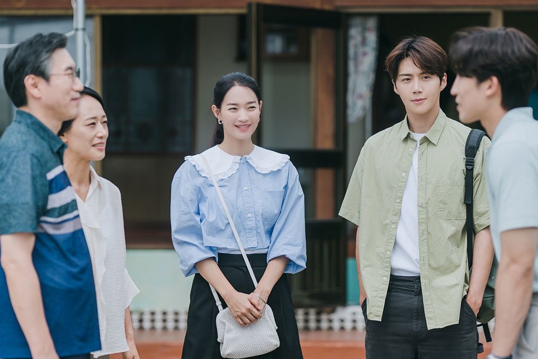 Shin Min-ah (tengah) di drama Hometown Cha-Cha-Cha. (Dok. tvN)