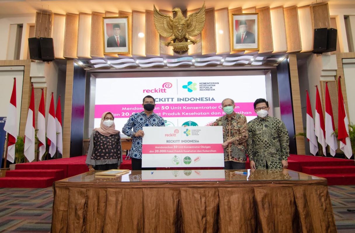 Penyerahan donasi kepada Kemenkes RI (Dok. Reckitt Indonesia)