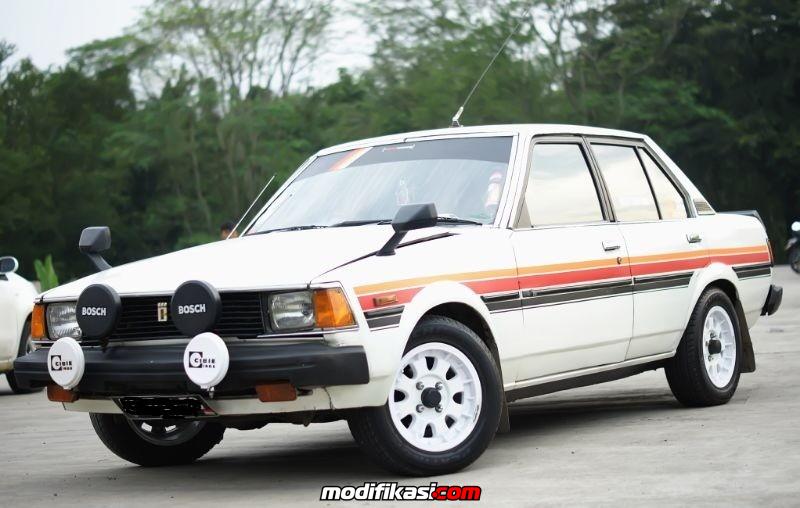 Toyota Corolla DX dengan modifikasi ala reli (rally look) (dok: Modifikasi.com)