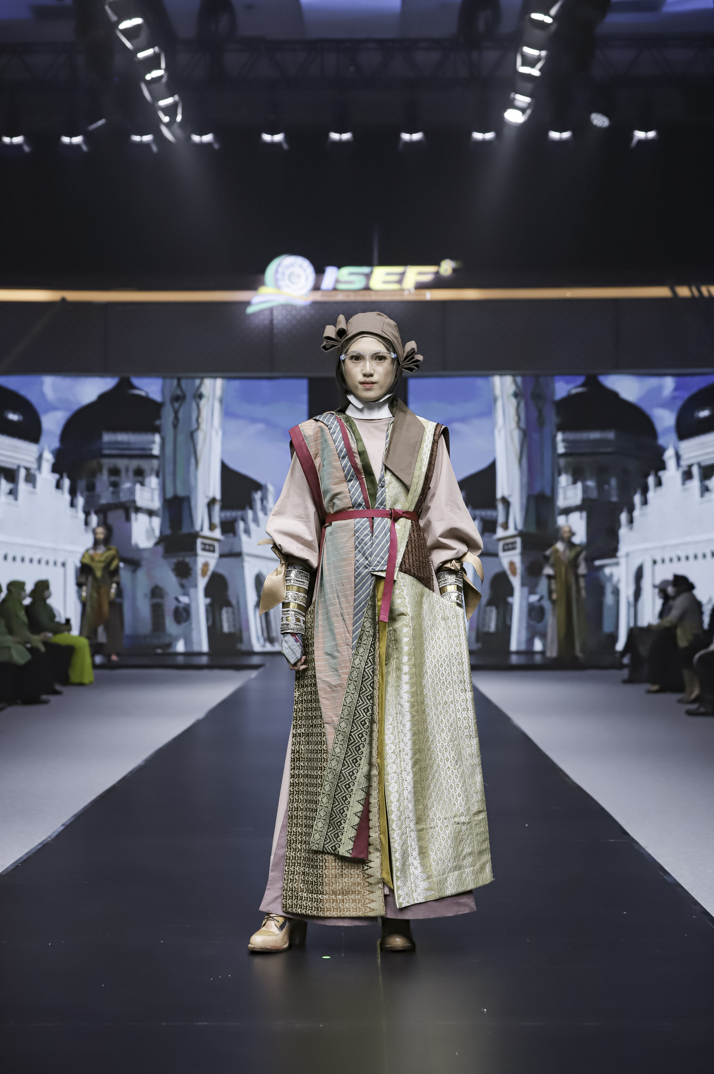 Koleksi KPw Bank Indonesia Aceh x Deden Siswanto  dan KPw Bank Indonesia Jawa Timur x Itang Yunasz (Dok. ISEF 2021, Indonesia Fashion Chamber)