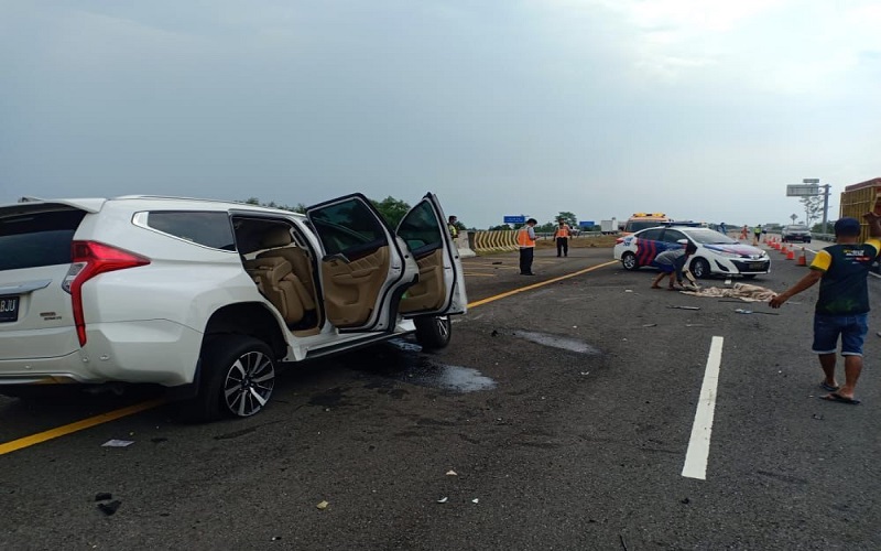 Pajero Sport putih nomor polisi B 1284 BJU yang ditumpangi Vanessa Angel dan suaminya Bibi Andriansyah mengalami kecelakaan di tol Jakarta menuju Surabaya, Kamis (4/11/2021)./Istimewa