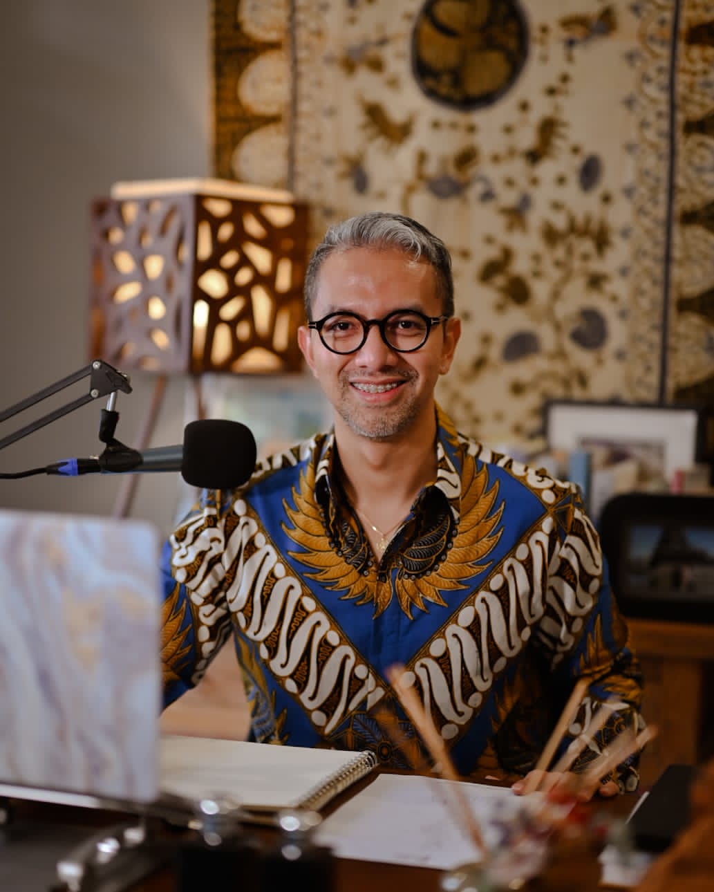 Didiet Maulana dengan koleksi batiknya (dok. Istimewa)