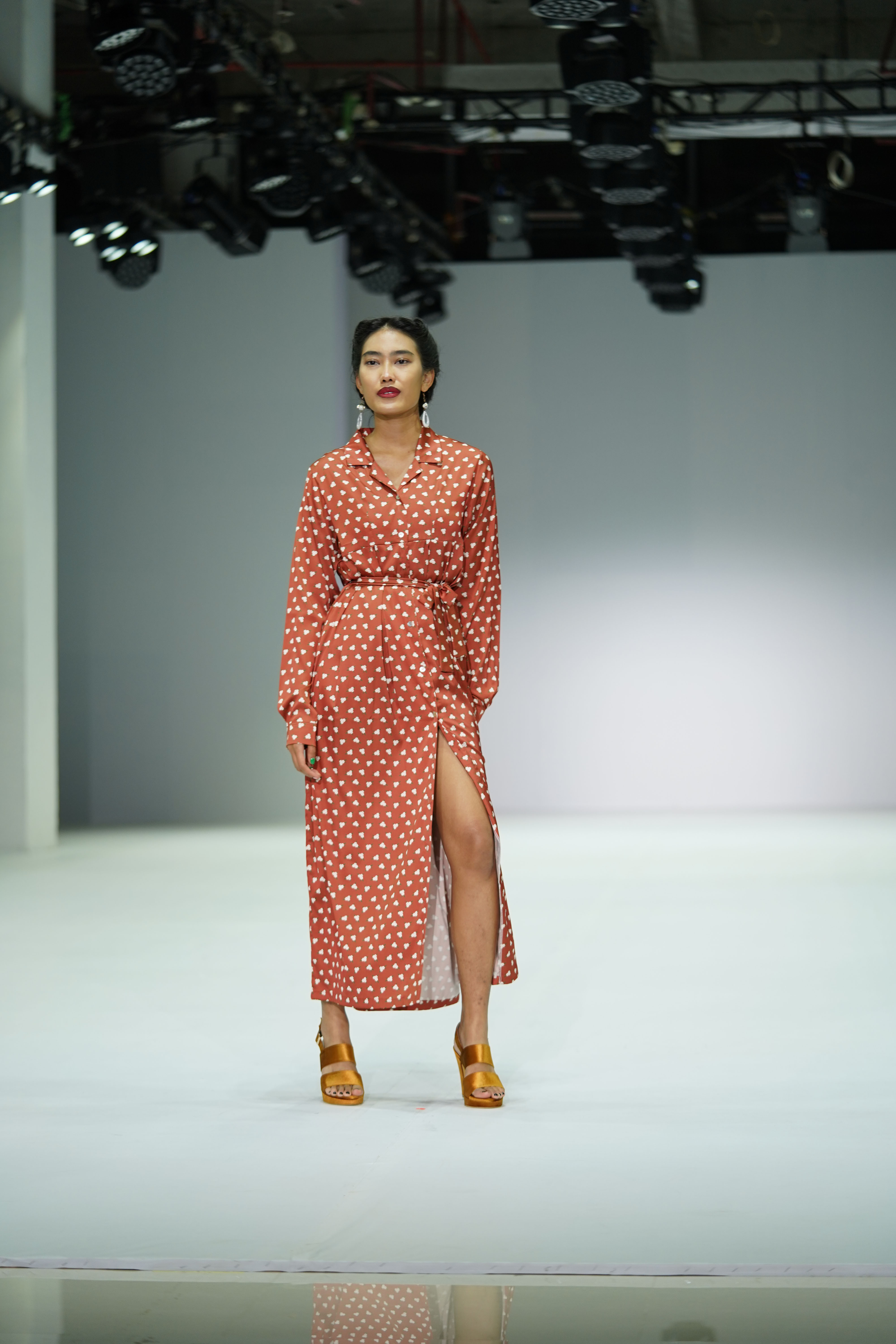 Alika & Dewisya saat tampil membawakan koleksi Autumn Sonnet dari Nona pada gelaran Jakarta Fashion Week 2022. (Dok. Hypefast, Nona)
