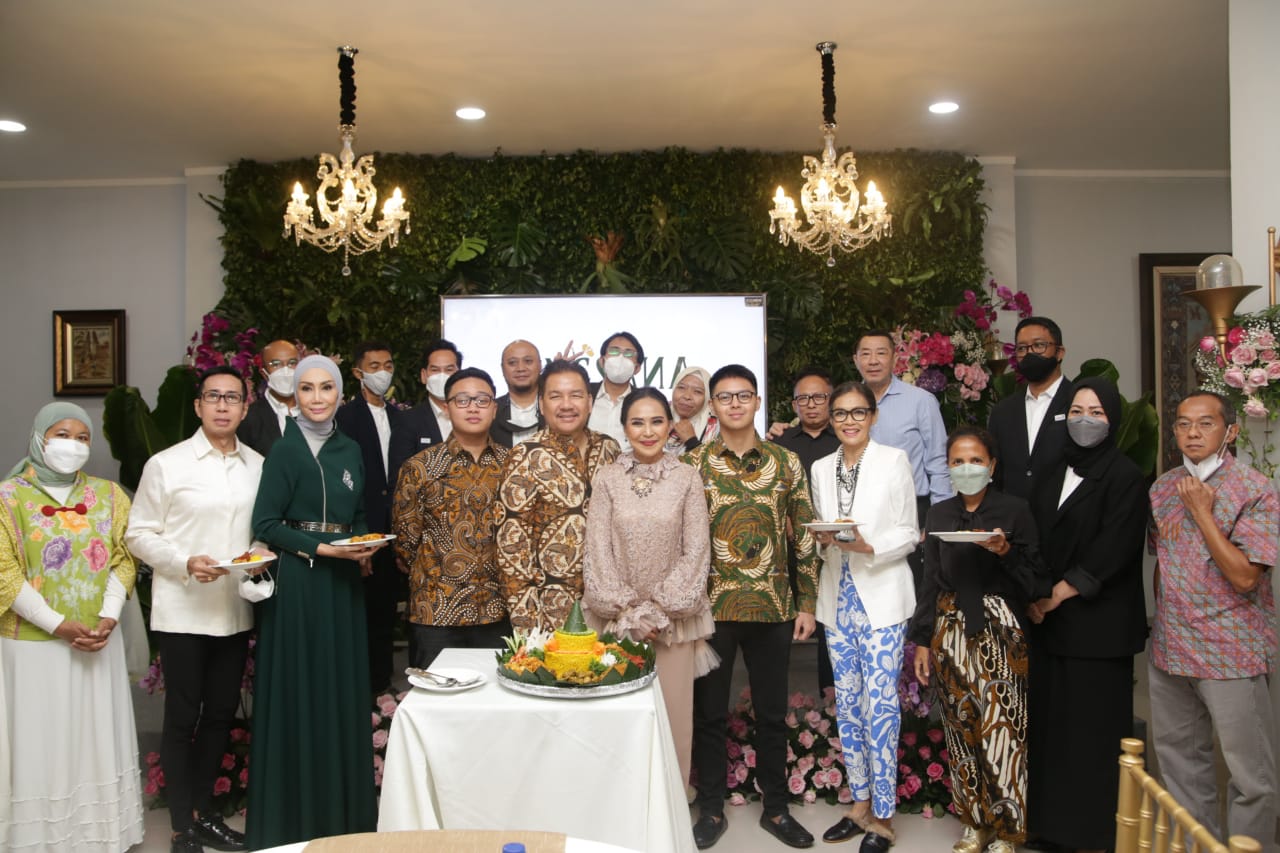 Denny JA dan istrinya Mulia, berfoto bersama dengan manajemen dan staf Angsana Hall (dok. Istimewa)